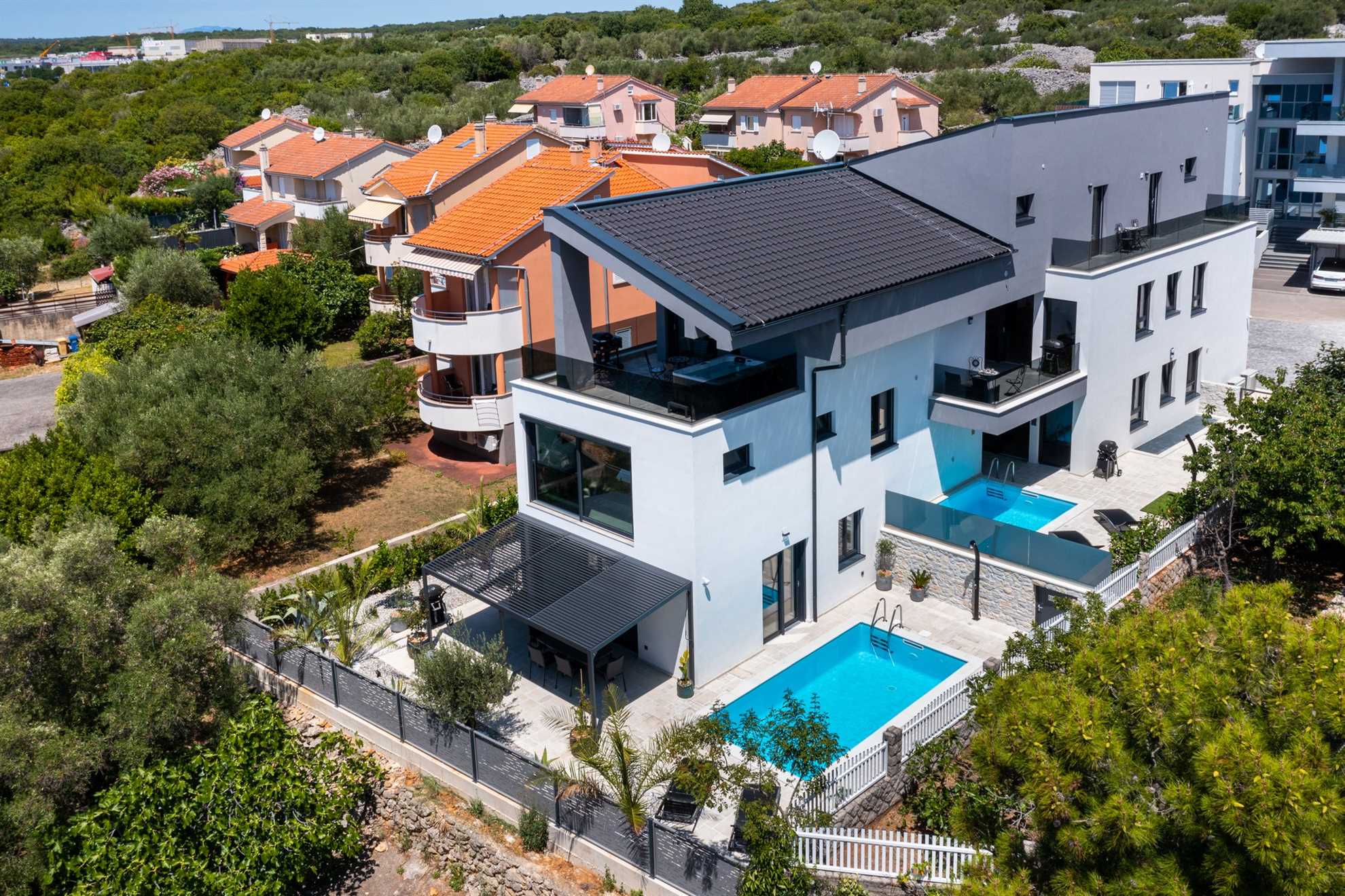 Luksuzni stan II. s grijanim bazenom u Villa Adria Apartments