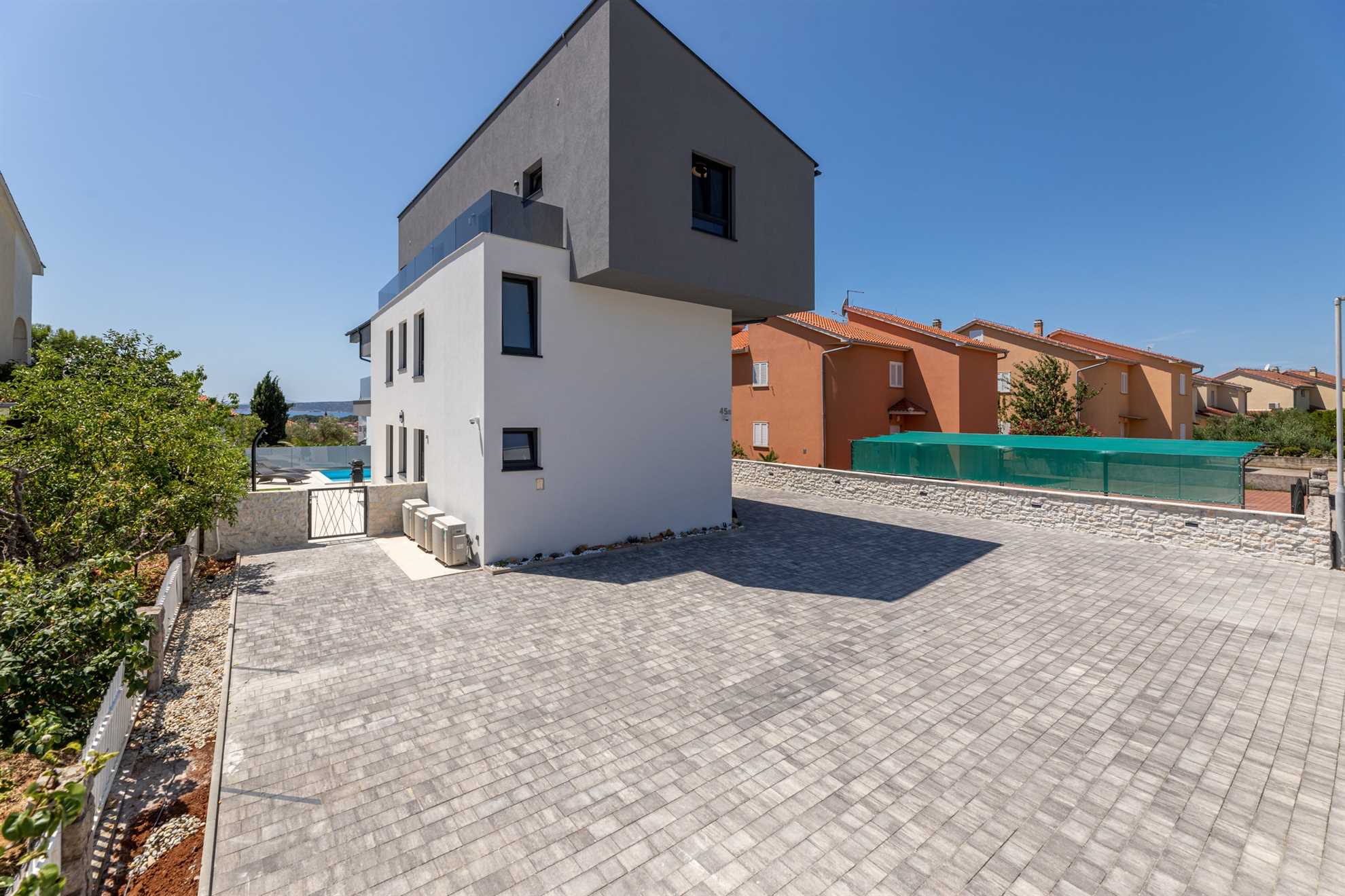 Luksuzni stan II. s grijanim bazenom u Villa Adria Apartments