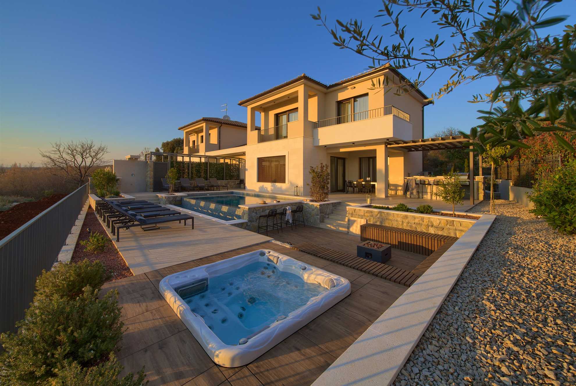 Villa LORD s grijanim bazenom, jacuzzijem i saunom