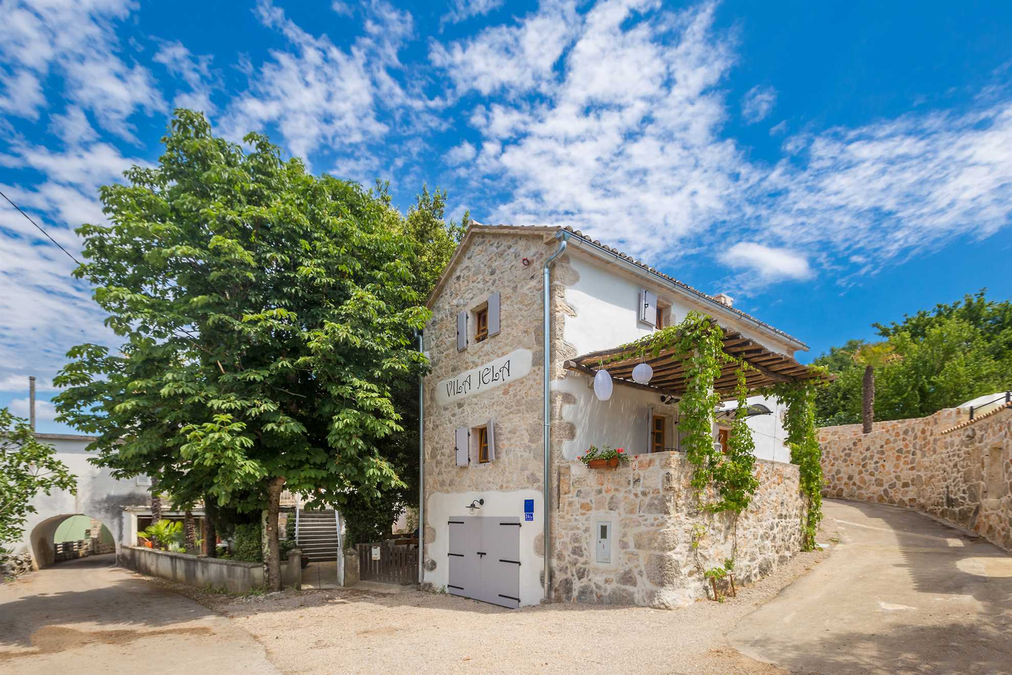 Rustikalna kuća za odmor Jela s bazenom