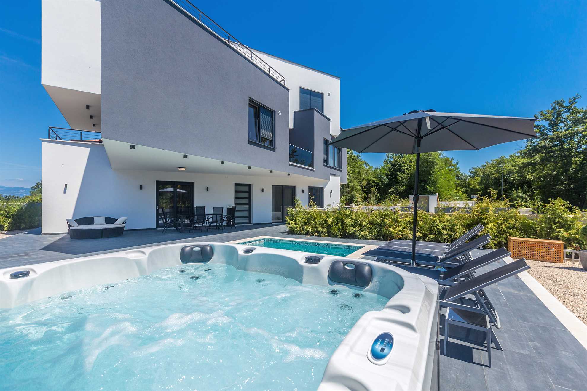 Luksuzni apartman NOA s bazenom i hidromasažnom kadom