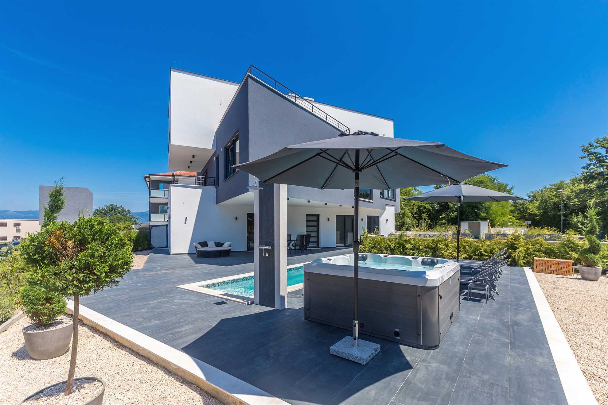 Luksuzni apartman NOA s bazenom i hidromasažnom kadom