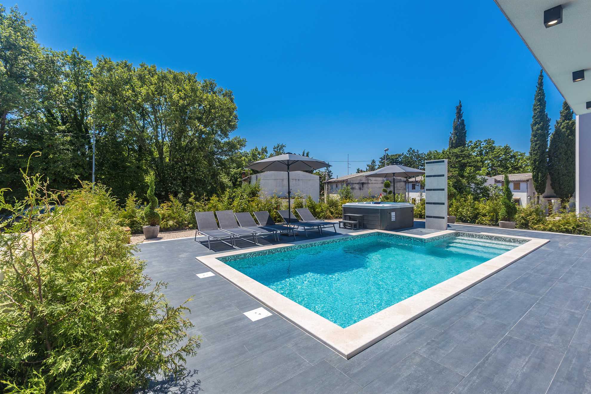 Luksuzni apartman NOA s bazenom i hidromasažnom kadom