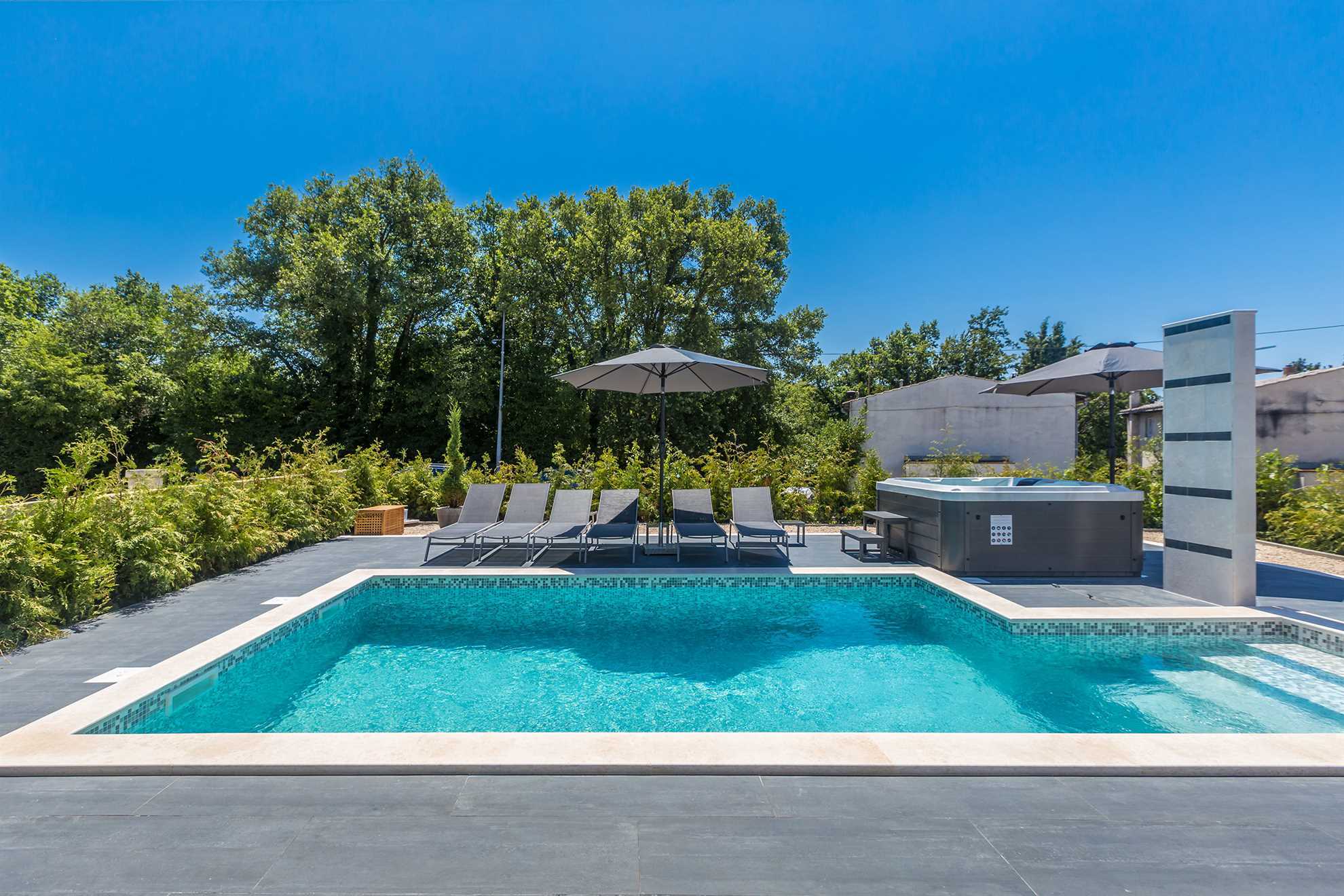 Luksuzni apartman NOA s bazenom i hidromasažnom kadom