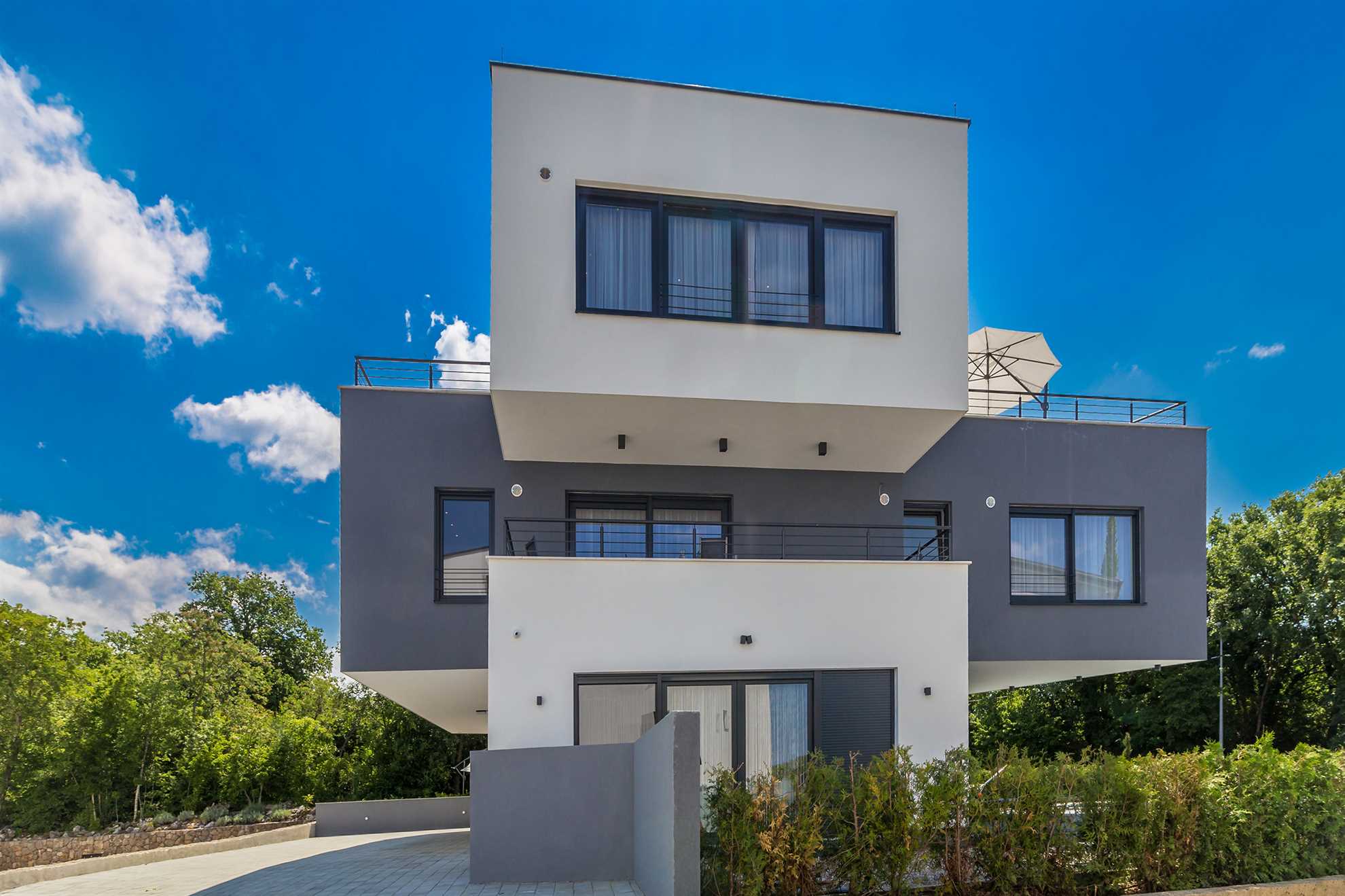 Apartman LAGANINI II sa zajedničkim bazenom
