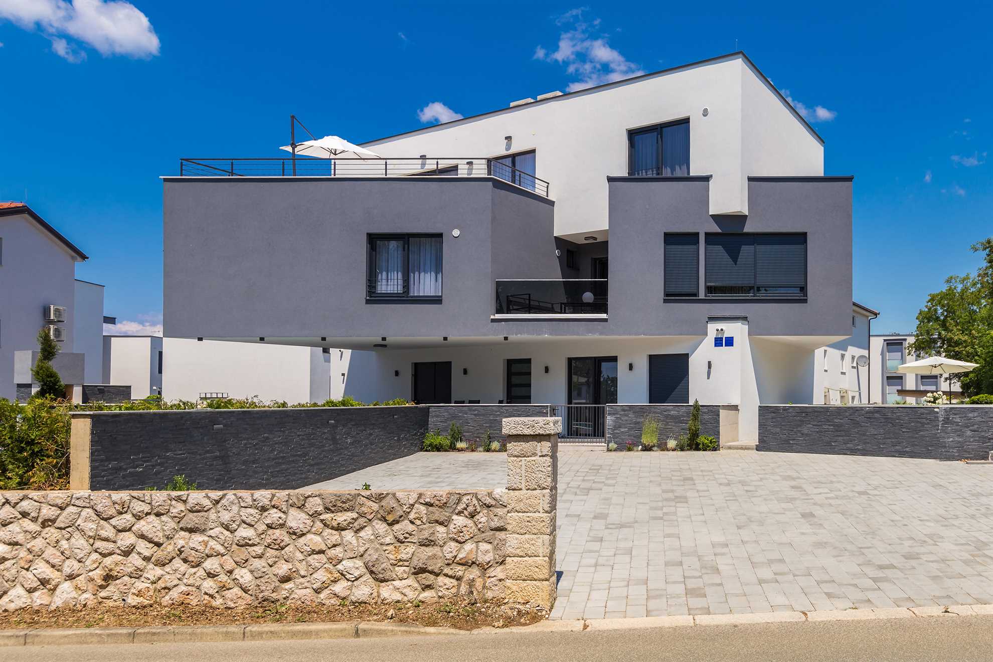 Apartman LAGANINI II sa zajedničkim bazenom