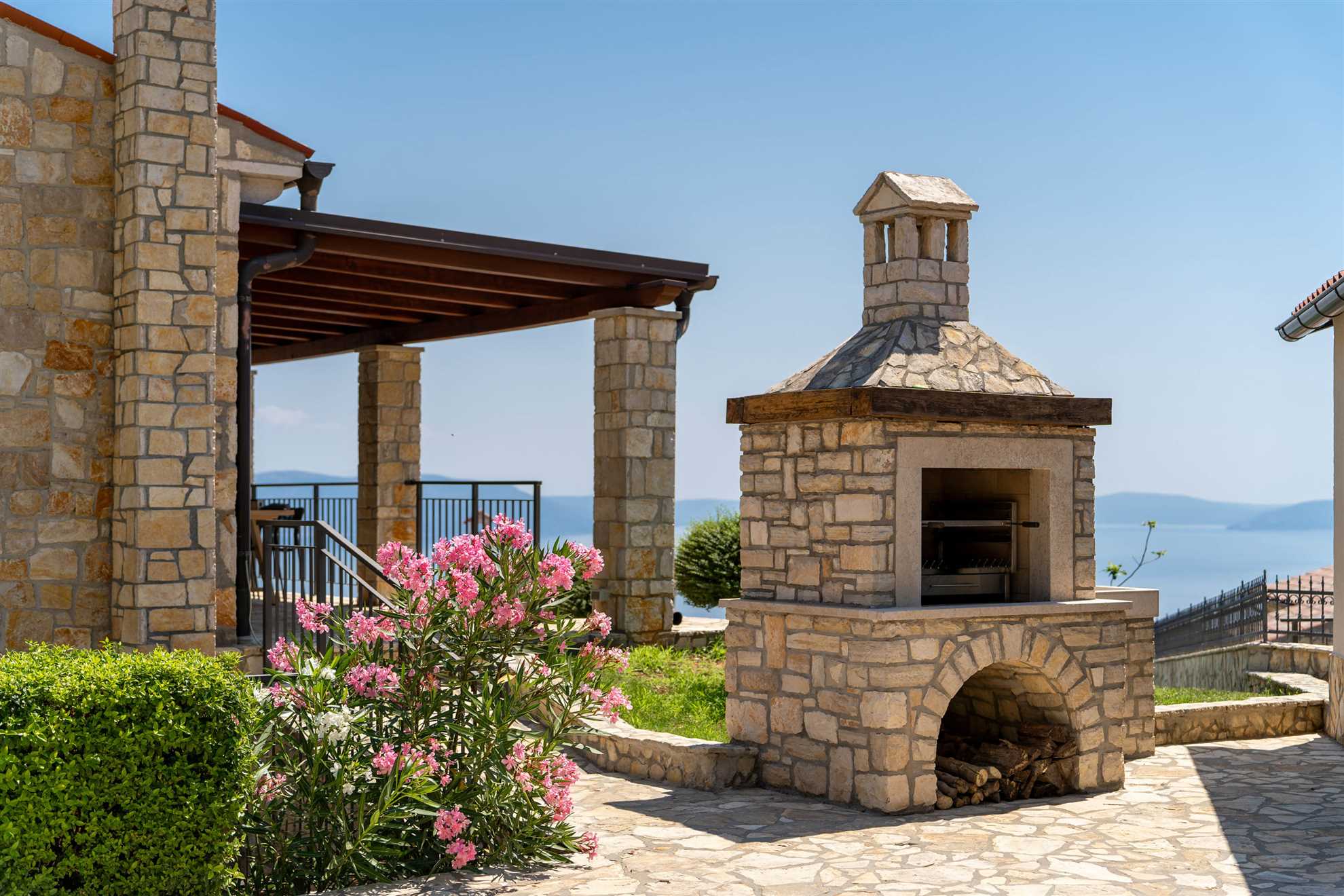 Vila Franka s veselim pogledom na more na mirnoj lokaciji