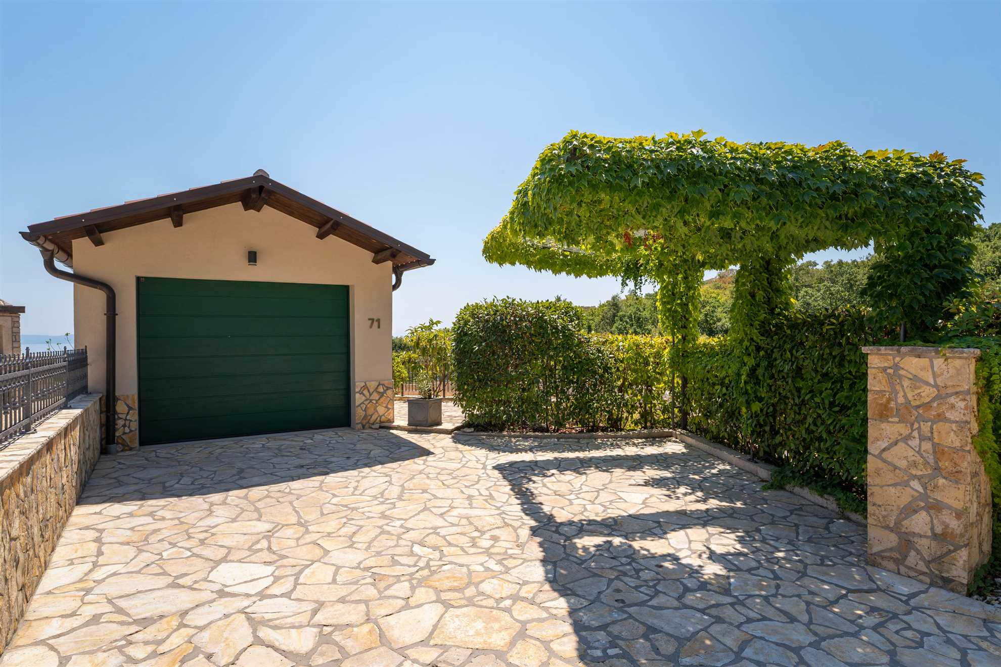 Vila Franka s veselim pogledom na more na mirnoj lokaciji