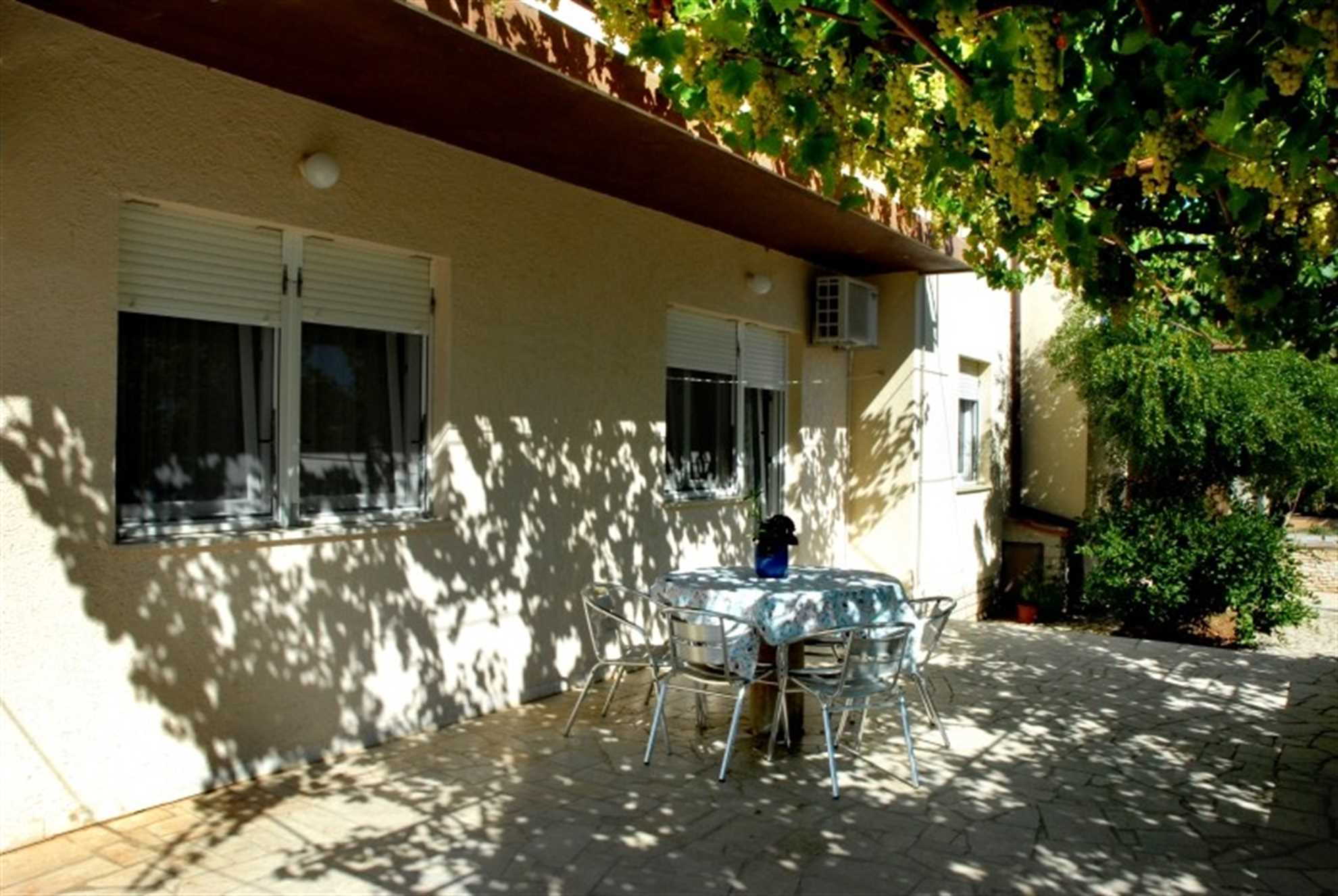 Apartman u Ližnjanu,prikladan za obitelj,tiho,blizu plaže,parking,roštilj,8 osoba