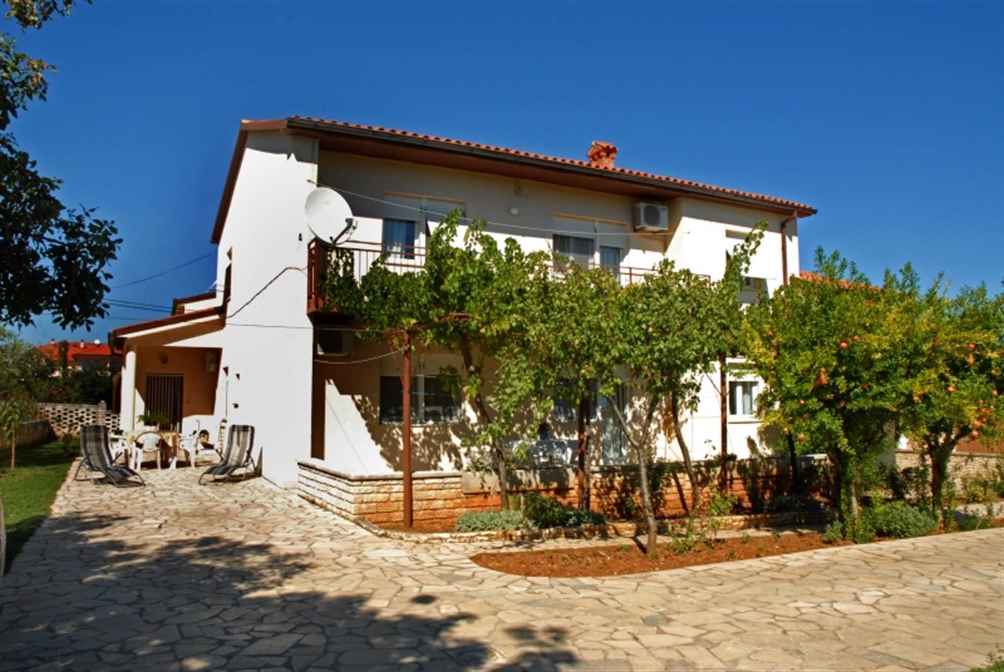 Apartman u Ližnjanu,prikladan za obitelj,tiho,blizu plaže,parking,roštilj,8 osoba