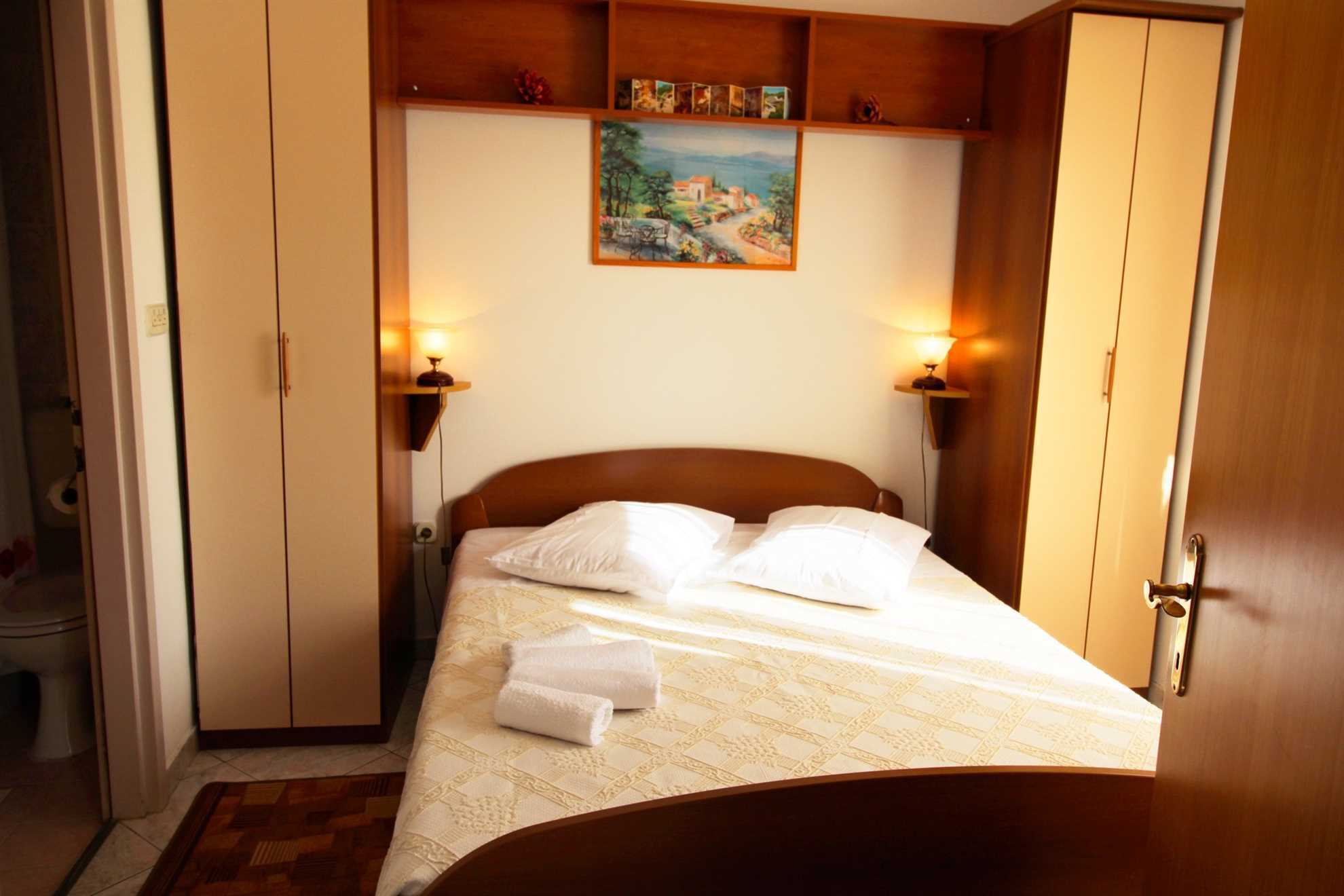 Apartman za dvije osobe u blizini mora i centra grada, WIFI, klima, roštilj, parking