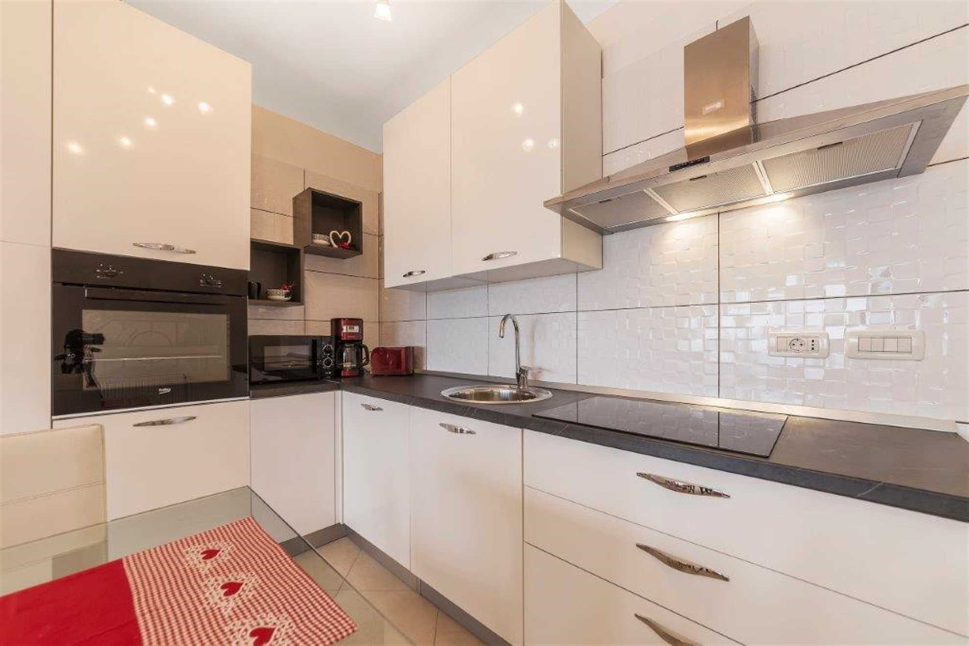 Prostrani stan u blizini sentimentalne plaže i šetnice u Medulinu