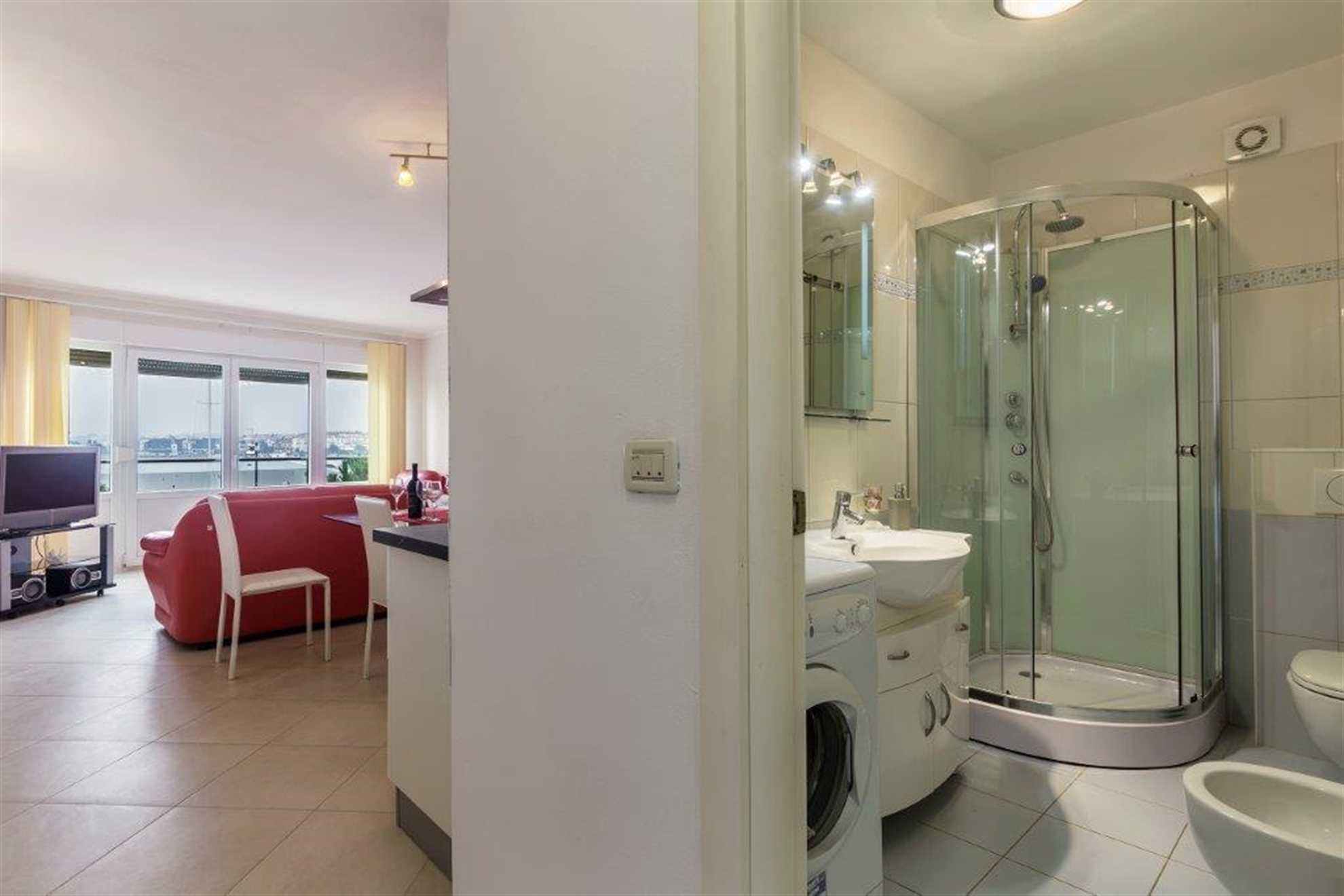 Prostrani stan u blizini sentimentalne plaže i šetnice u Medulinu