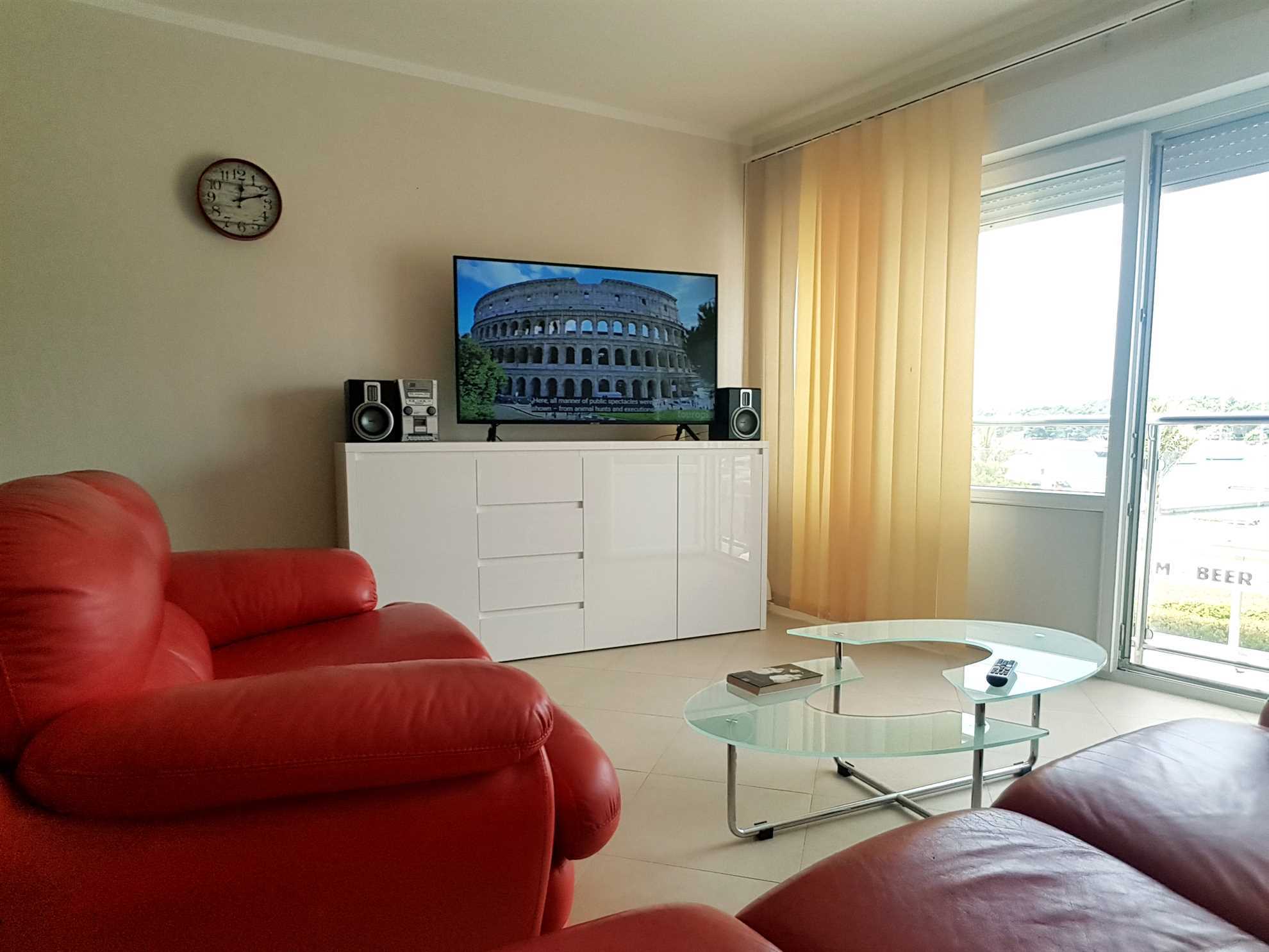 Prostrani stan u blizini sentimentalne plaže i šetnice u Medulinu