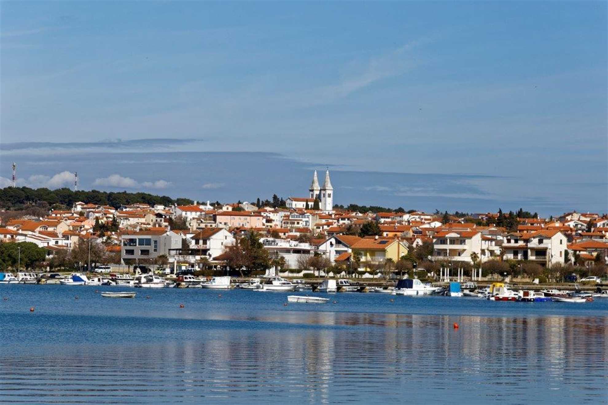 Prostrani stan u blizini sentimentalne plaže i šetnice u Medulinu