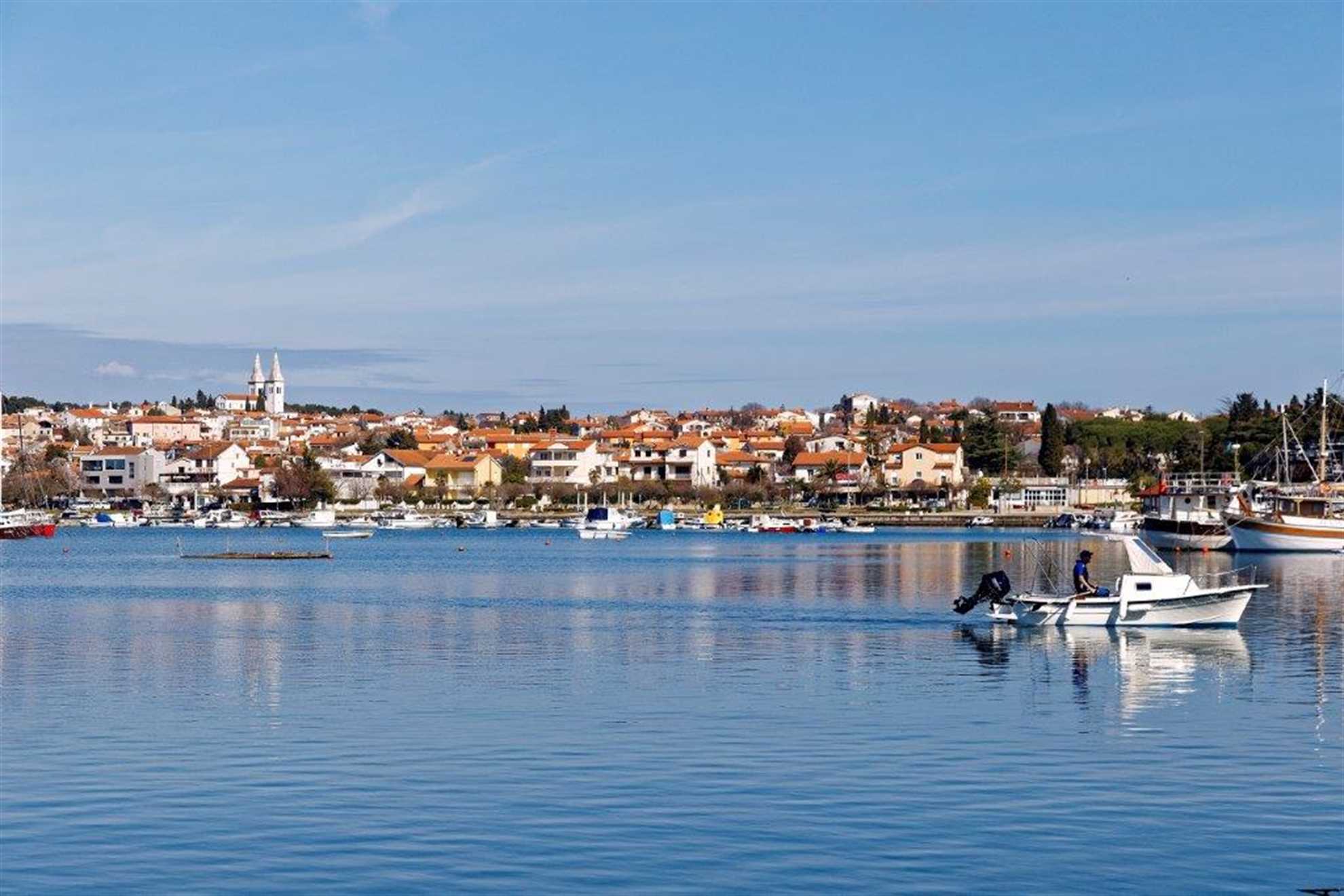Prostrani stan u blizini sentimentalne plaže i šetnice u Medulinu