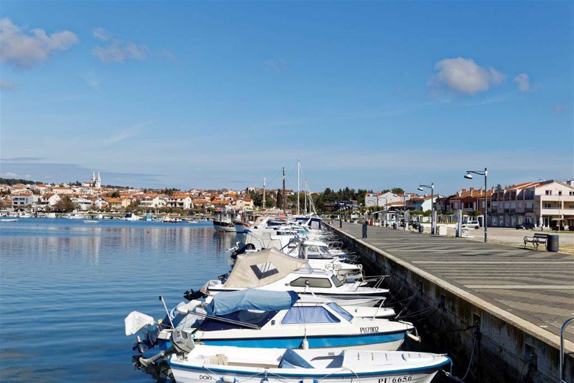 Prostrani stan u blizini sentimentalne plaže i šetnice u Medulinu