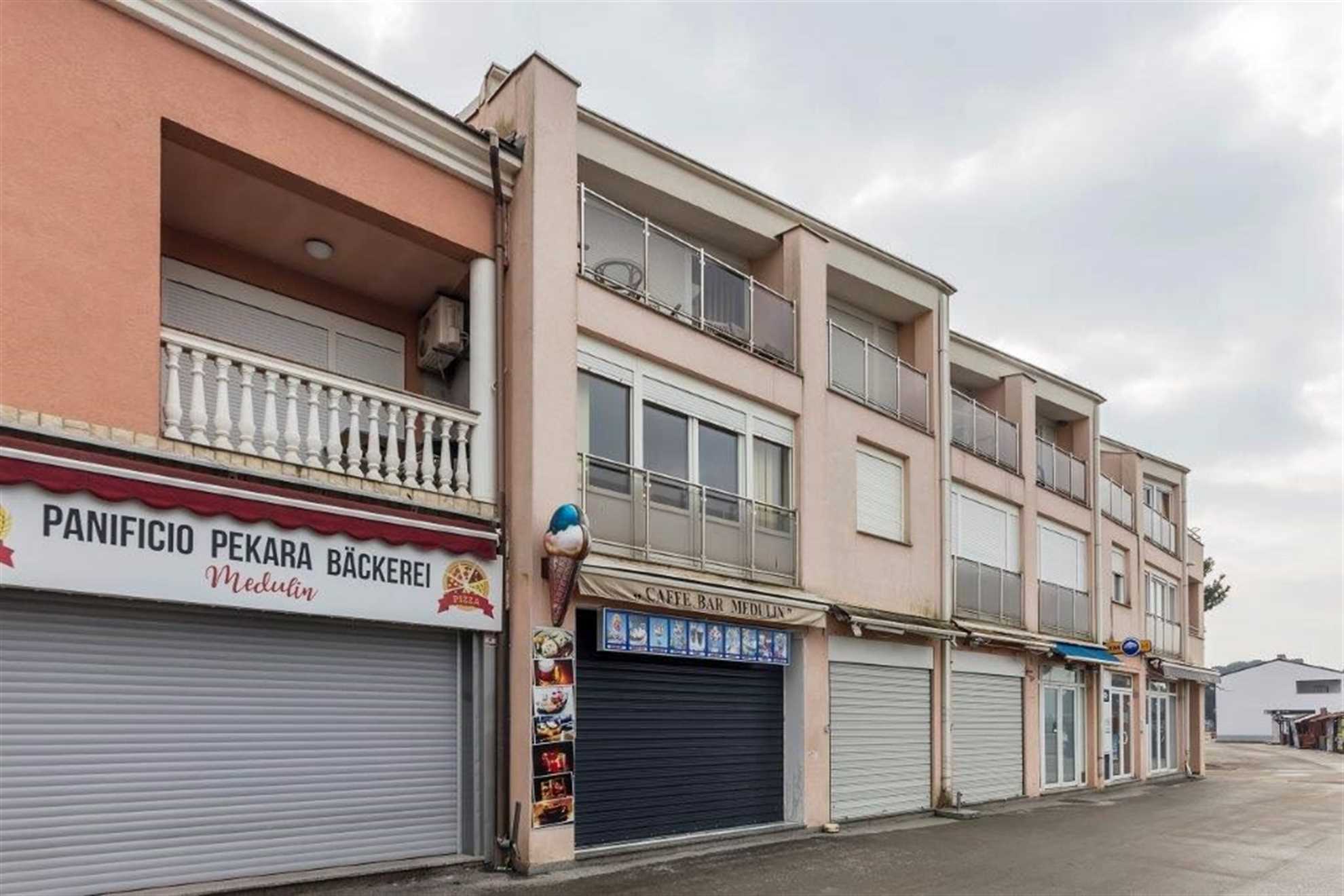 Prostrani stan u blizini sentimentalne plaže i šetnice u Medulinu