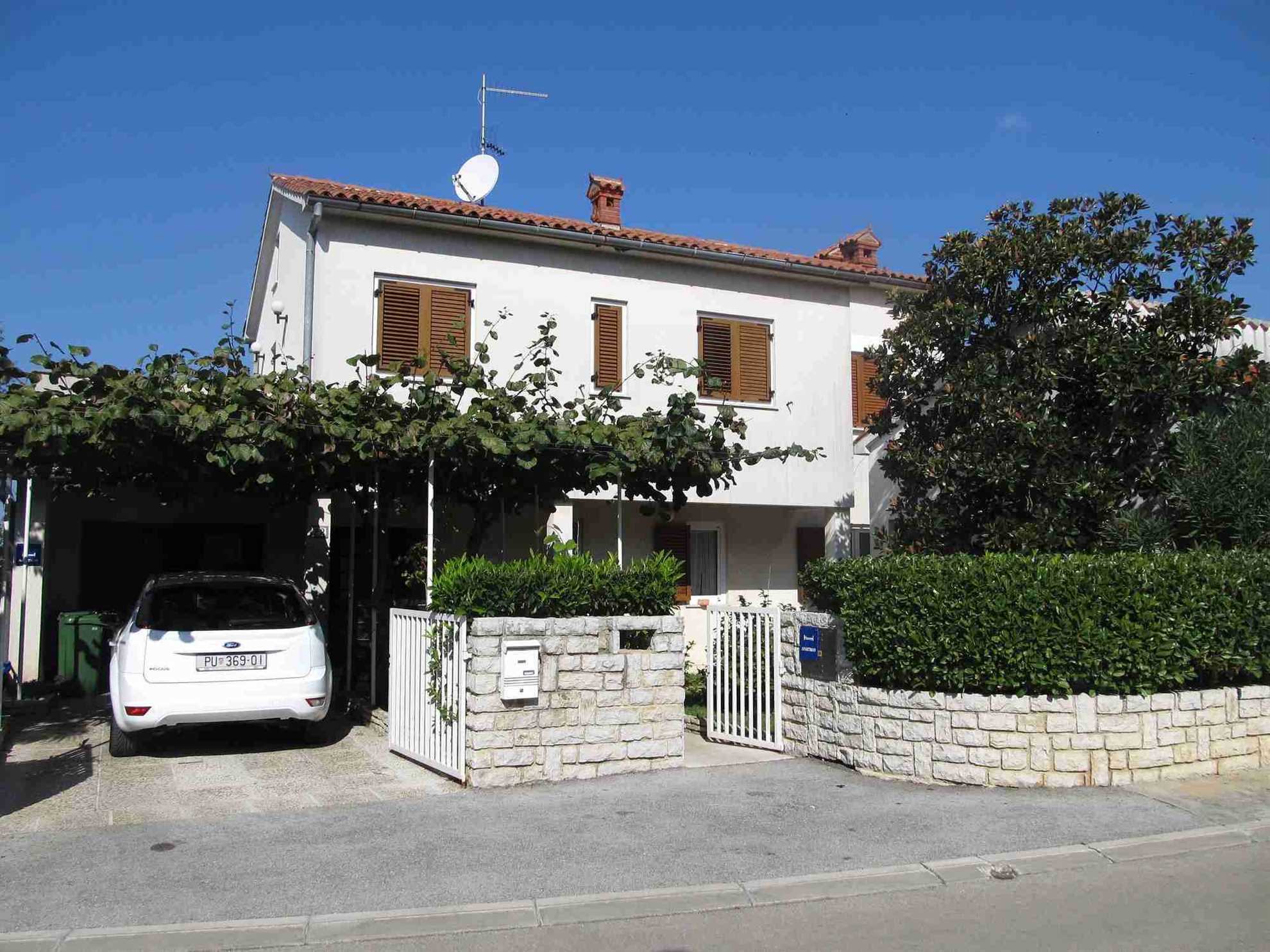 Apartment in Pješčana uvala, family friendly, close to the beach, quiet, WIFi, up to 4 people