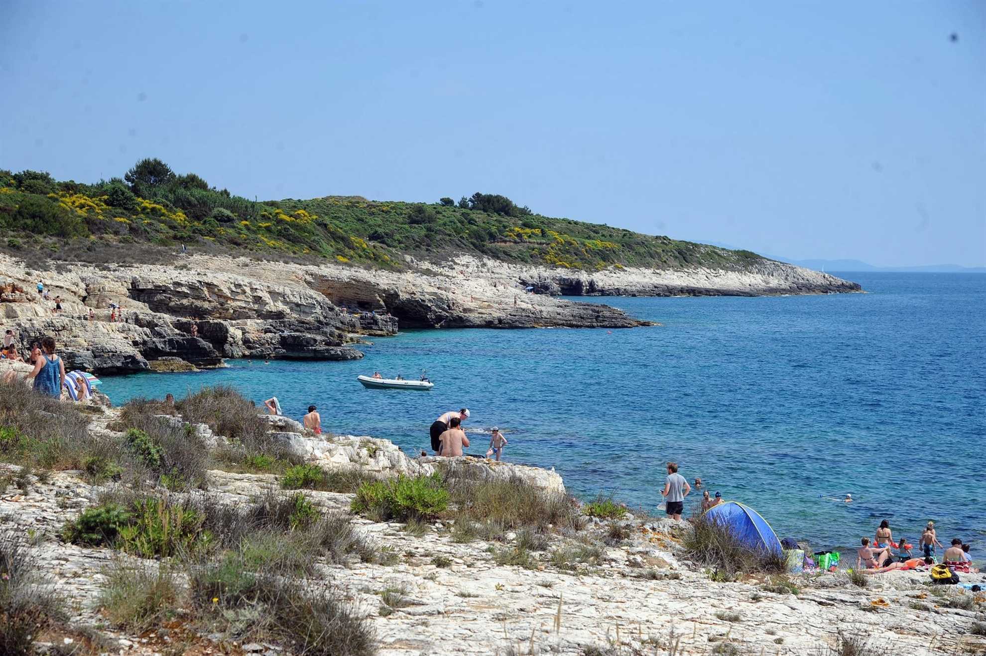 Apartment in Pješčana uvala, family friendly, close to the beach, quiet, WIFi, up to 4 people