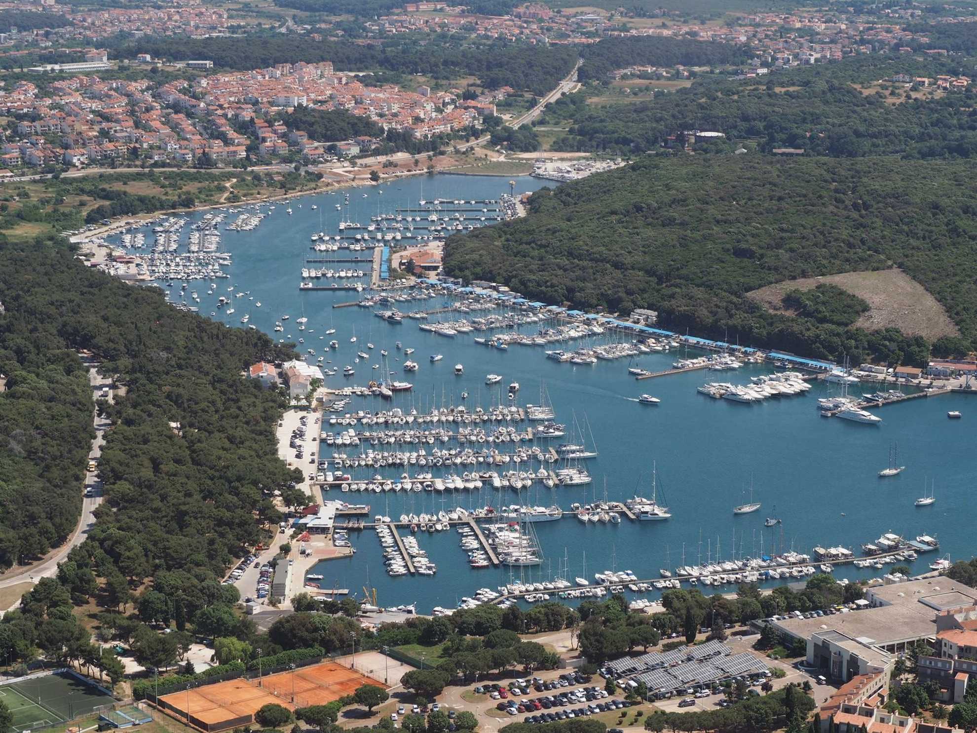 Apartment in Pješčana uvala, family friendly, close to the beach, quiet, WIFi, up to 4 people