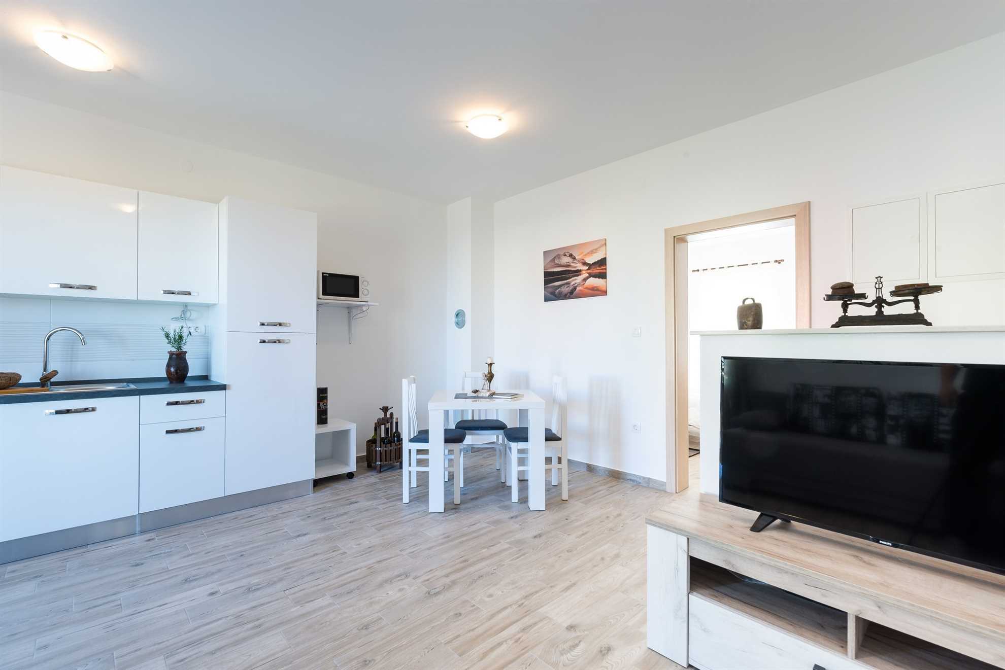 30 m from beach | apartment with sea view | air conditioning, satellite TV, WiFi