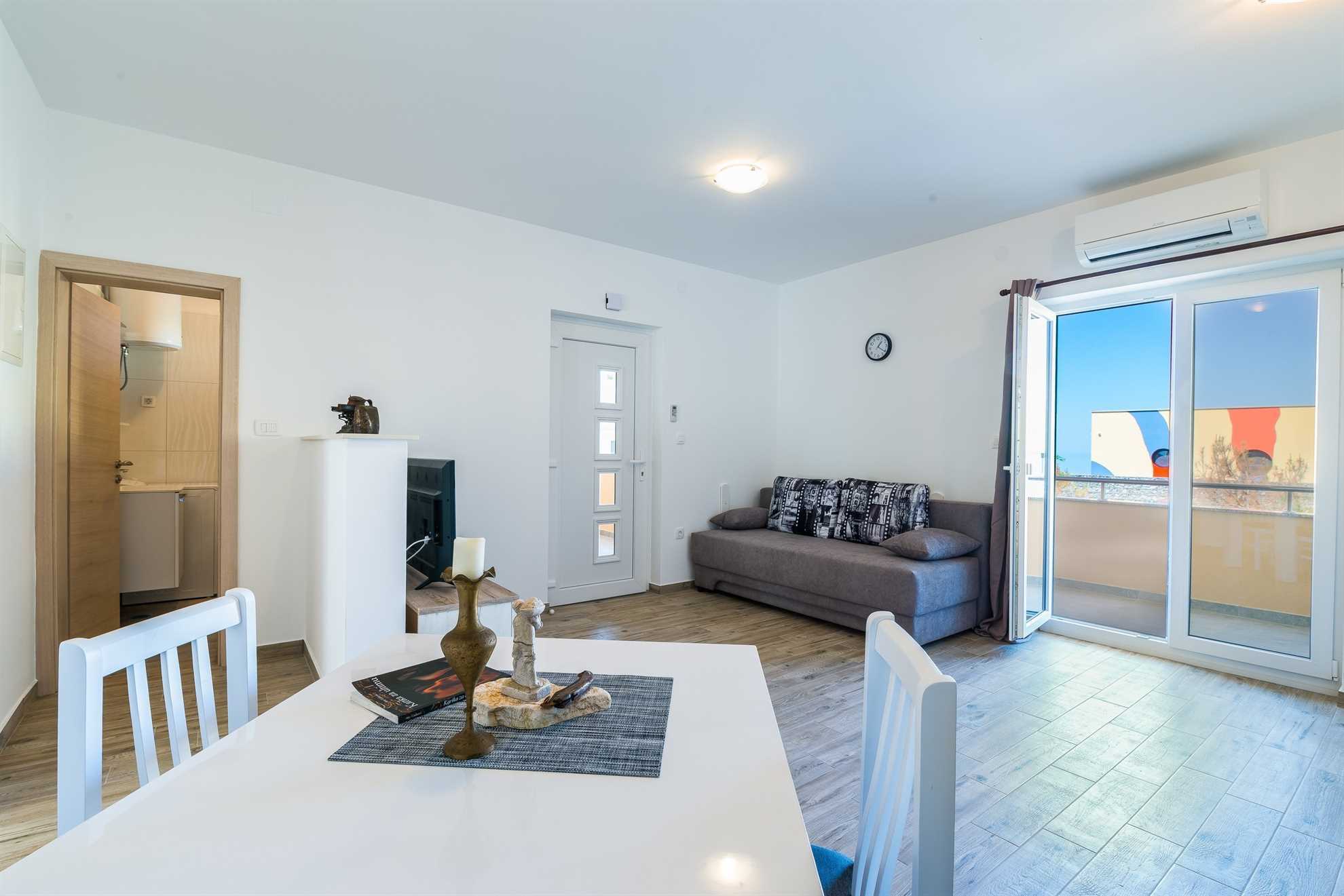 30 m from beach | apartment with sea view | air conditioning, satellite TV, WiFi