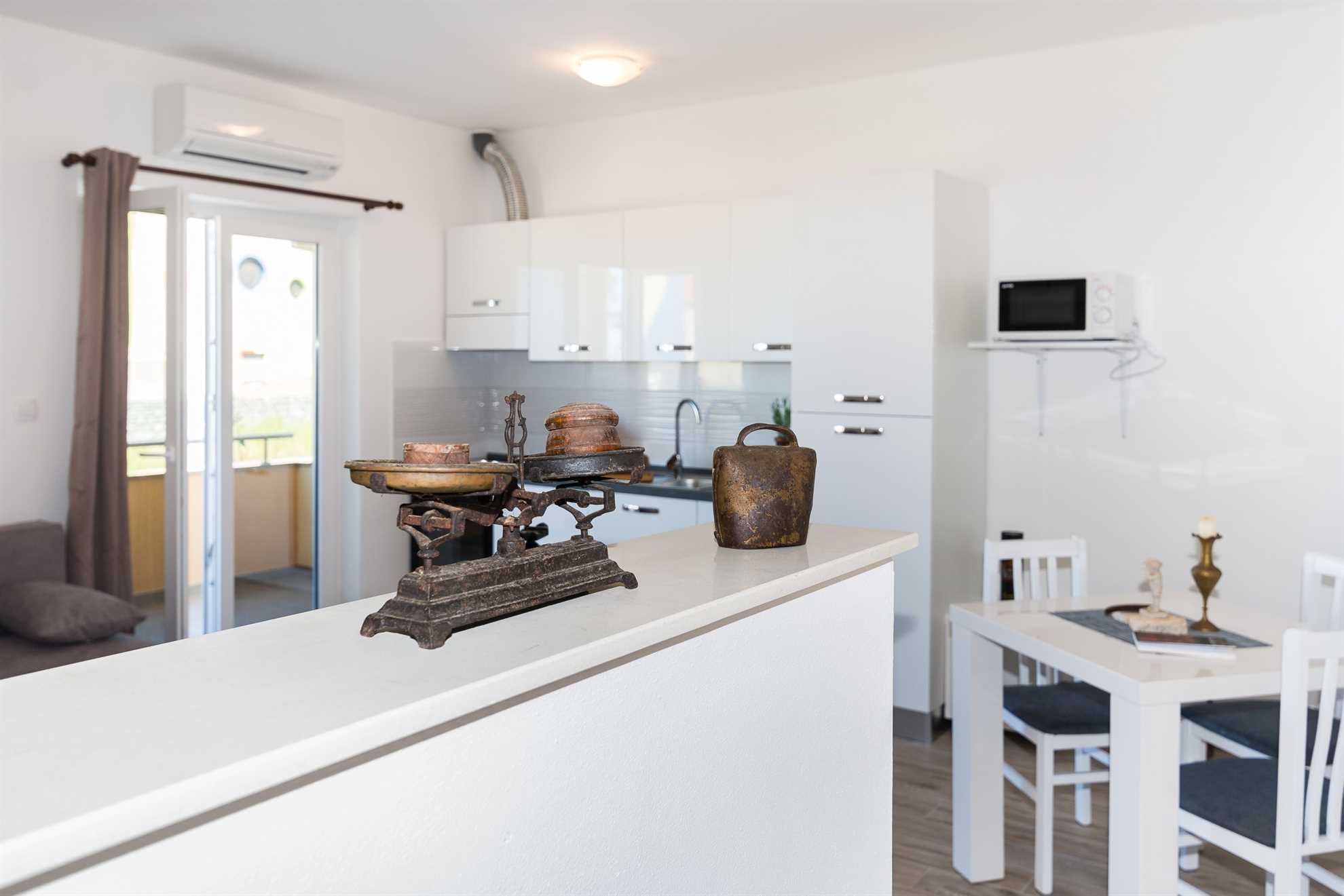 30 m from beach | apartment with sea view | air conditioning, satellite TV, WiFi