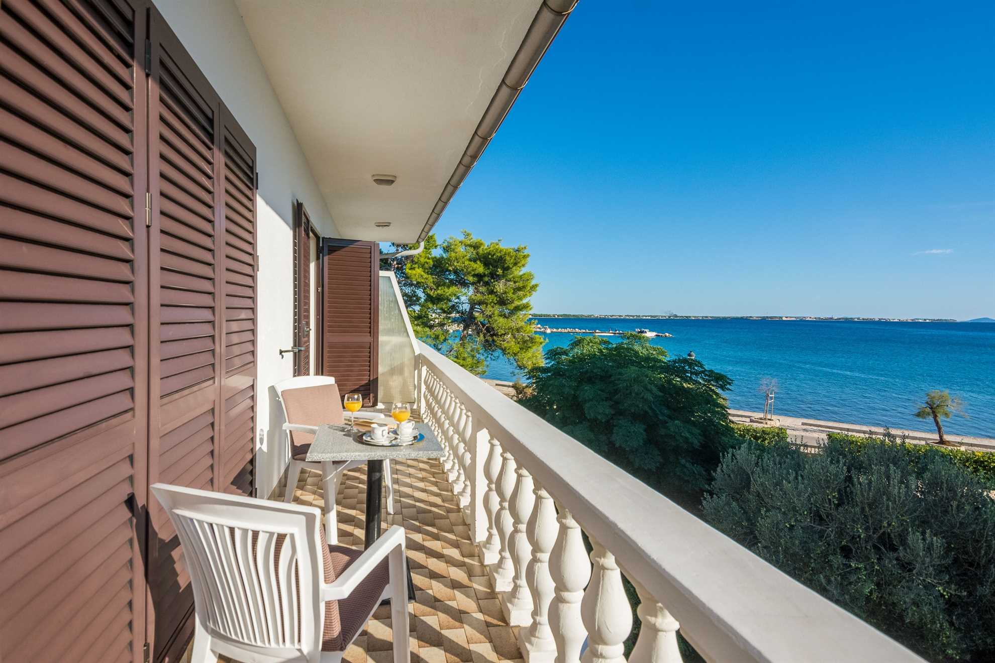 Direktno na plaži | natkriveni i potpuno namješteni balkon | za 4 osobe