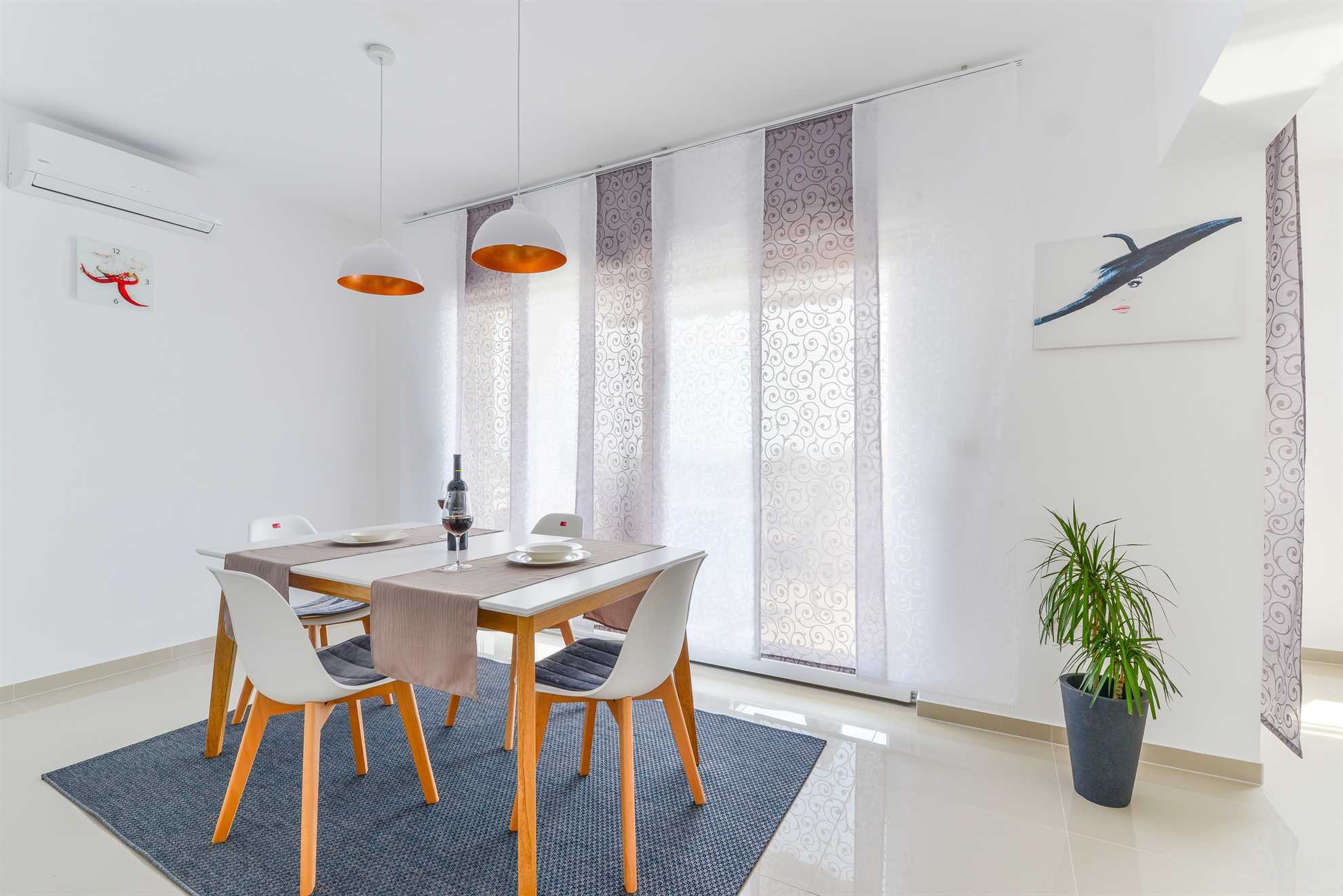Apartman s 4 zvjezdice | luksuzan s bazenom | za 4 osobe i s pogledom na more