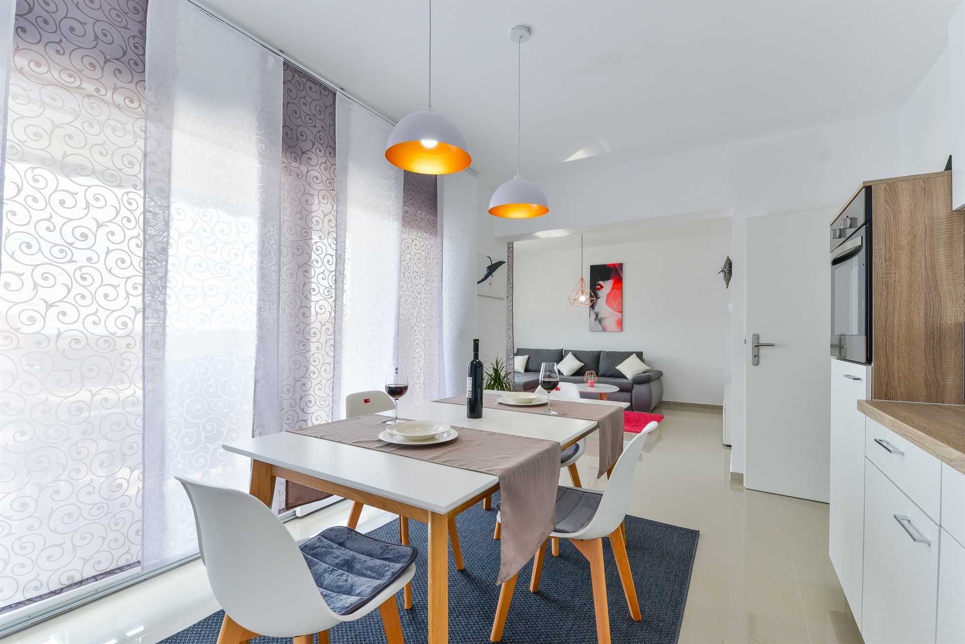 Apartman s 4 zvjezdice | luksuzan s bazenom | za 4 osobe i s pogledom na more