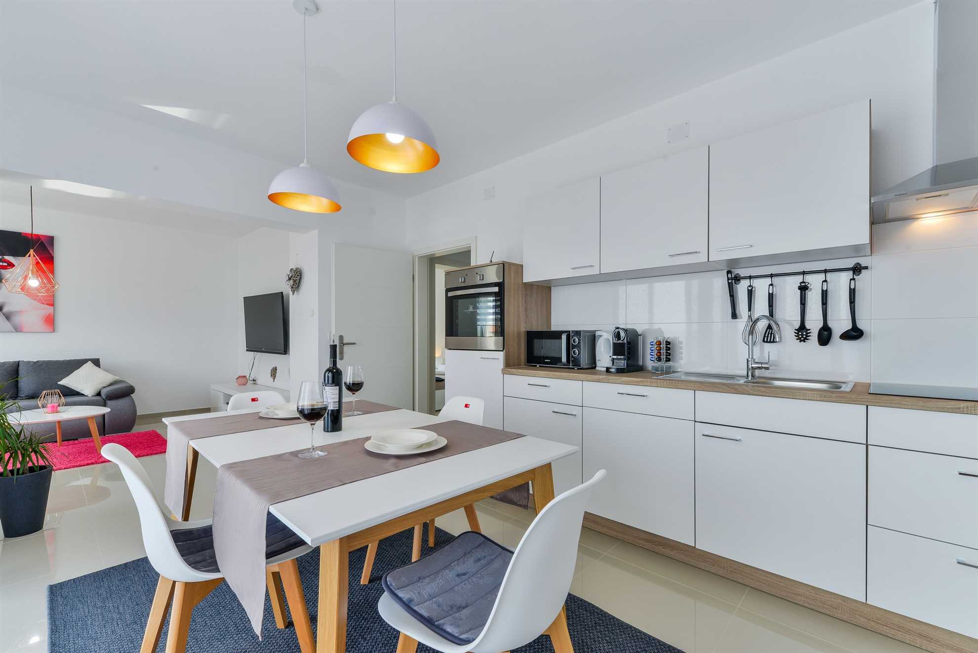 Apartman s 4 zvjezdice | luksuzan s bazenom | za 4 osobe i s pogledom na more