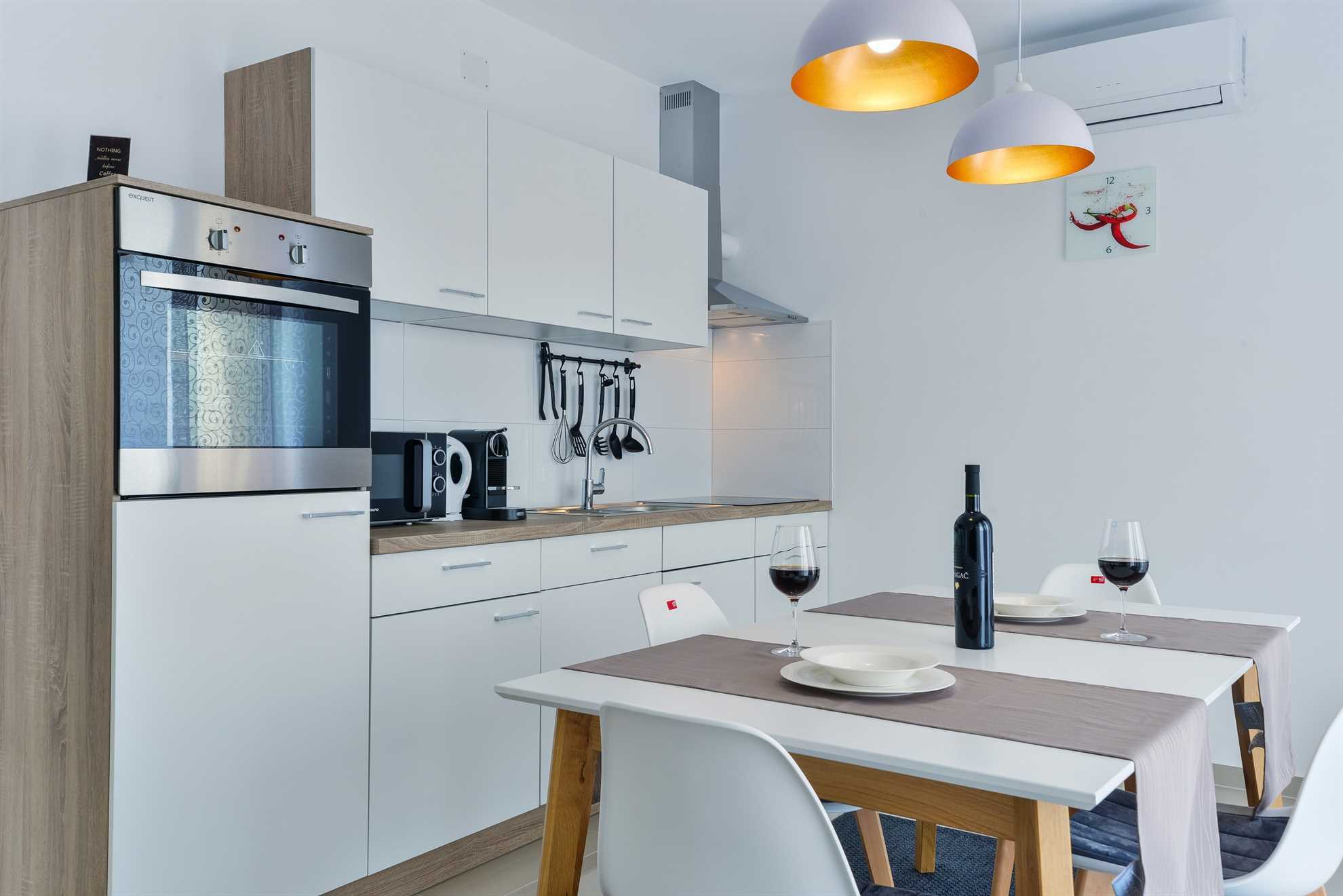 Apartman s 4 zvjezdice | luksuzan s bazenom | za 4 osobe i s pogledom na more
