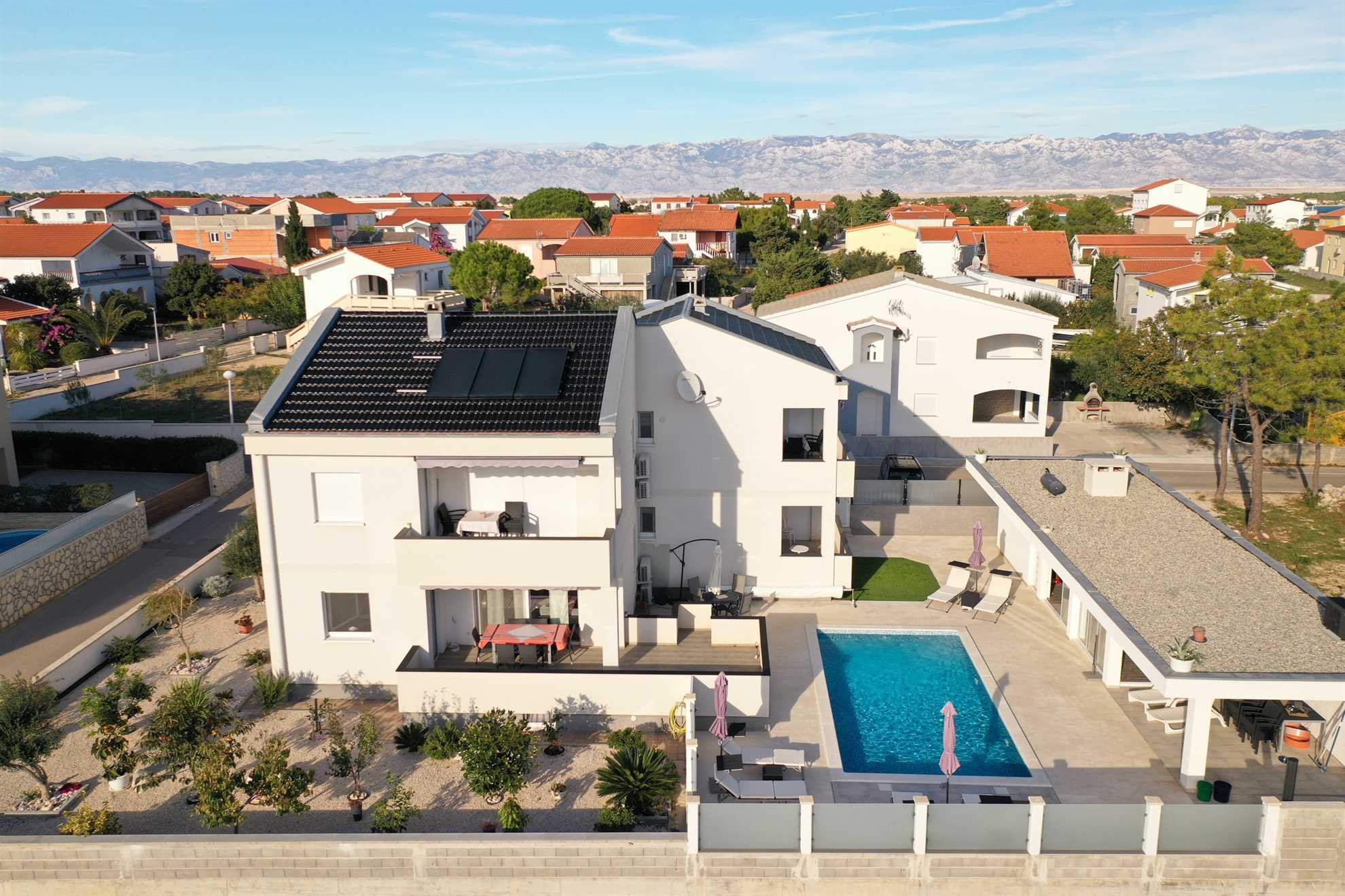 Apartman s 4 zvjezdice | luksuzan s bazenom | za 4 osobe i s pogledom na more