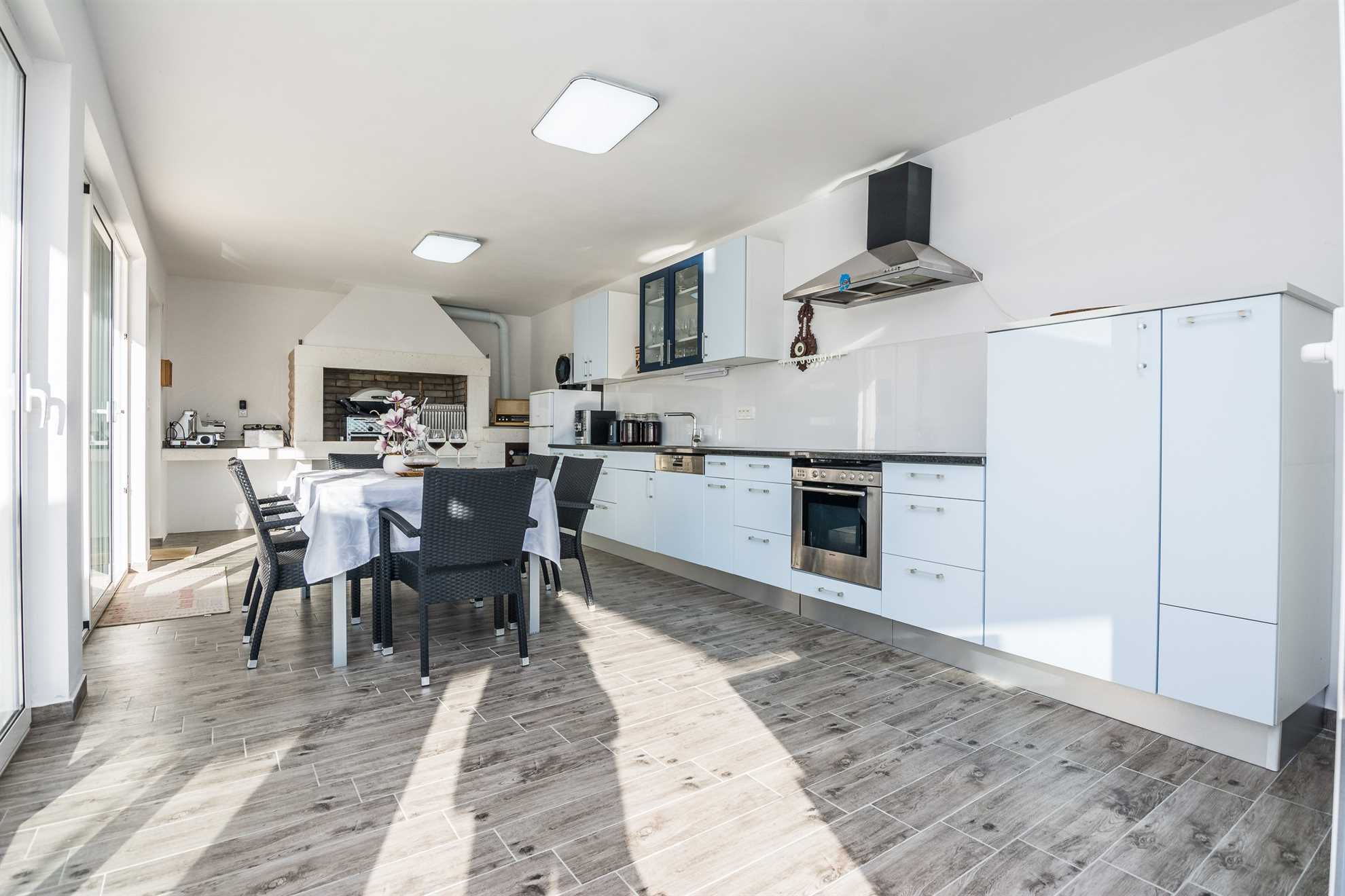 Apartman s 4 zvjezdice | luksuzan s bazenom | za 4 osobe i s pogledom na more