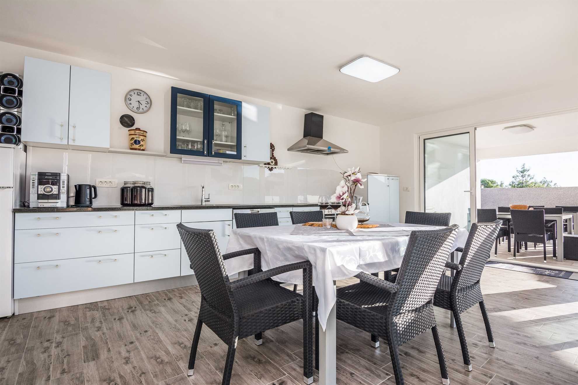 Apartman s 4 zvjezdice | luksuzan s bazenom | za 4 osobe i s pogledom na more