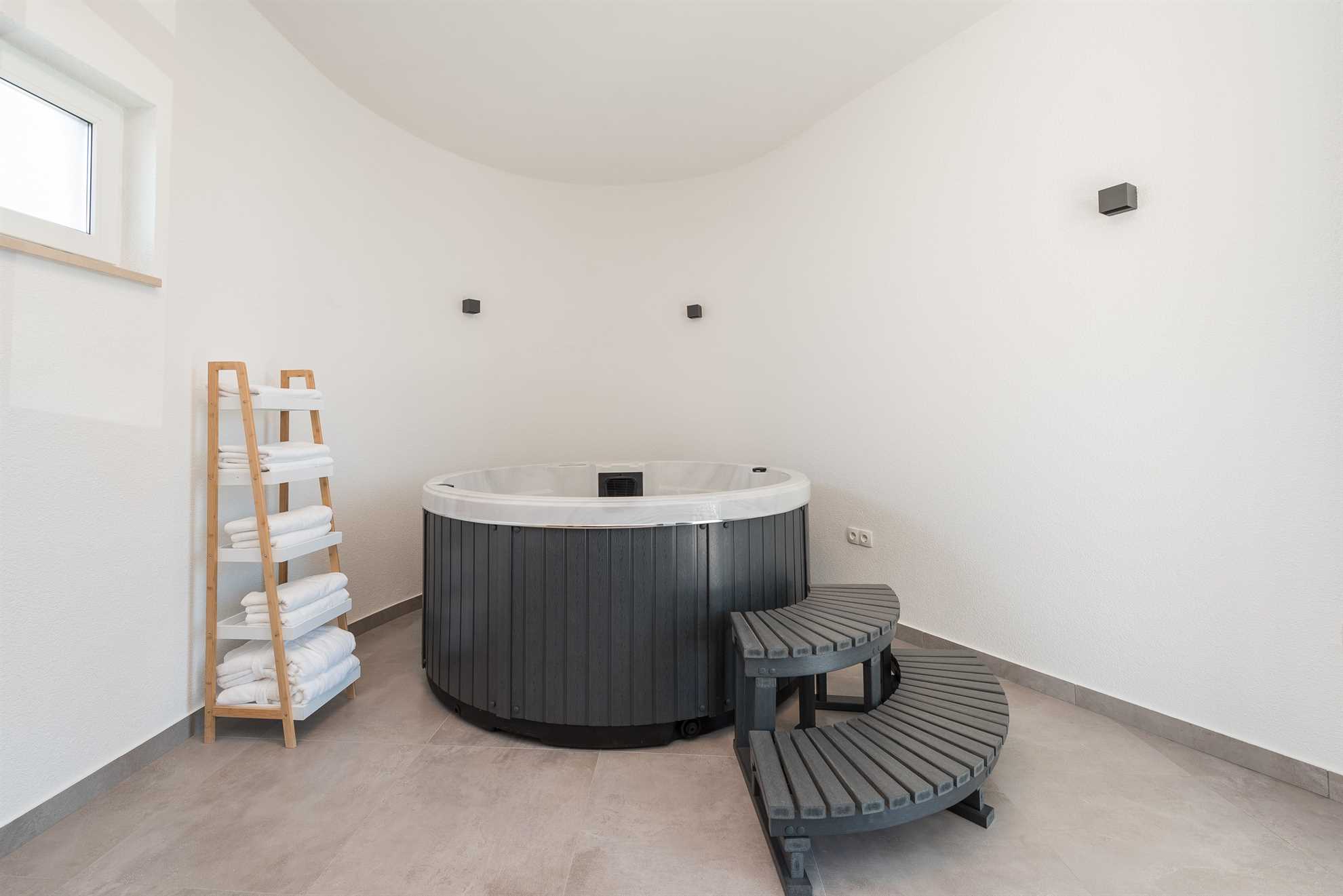 Obiteljska kuća za odmor s bazenom za 4-6 osoba | Fitness i Spa centar | Sportski tereni