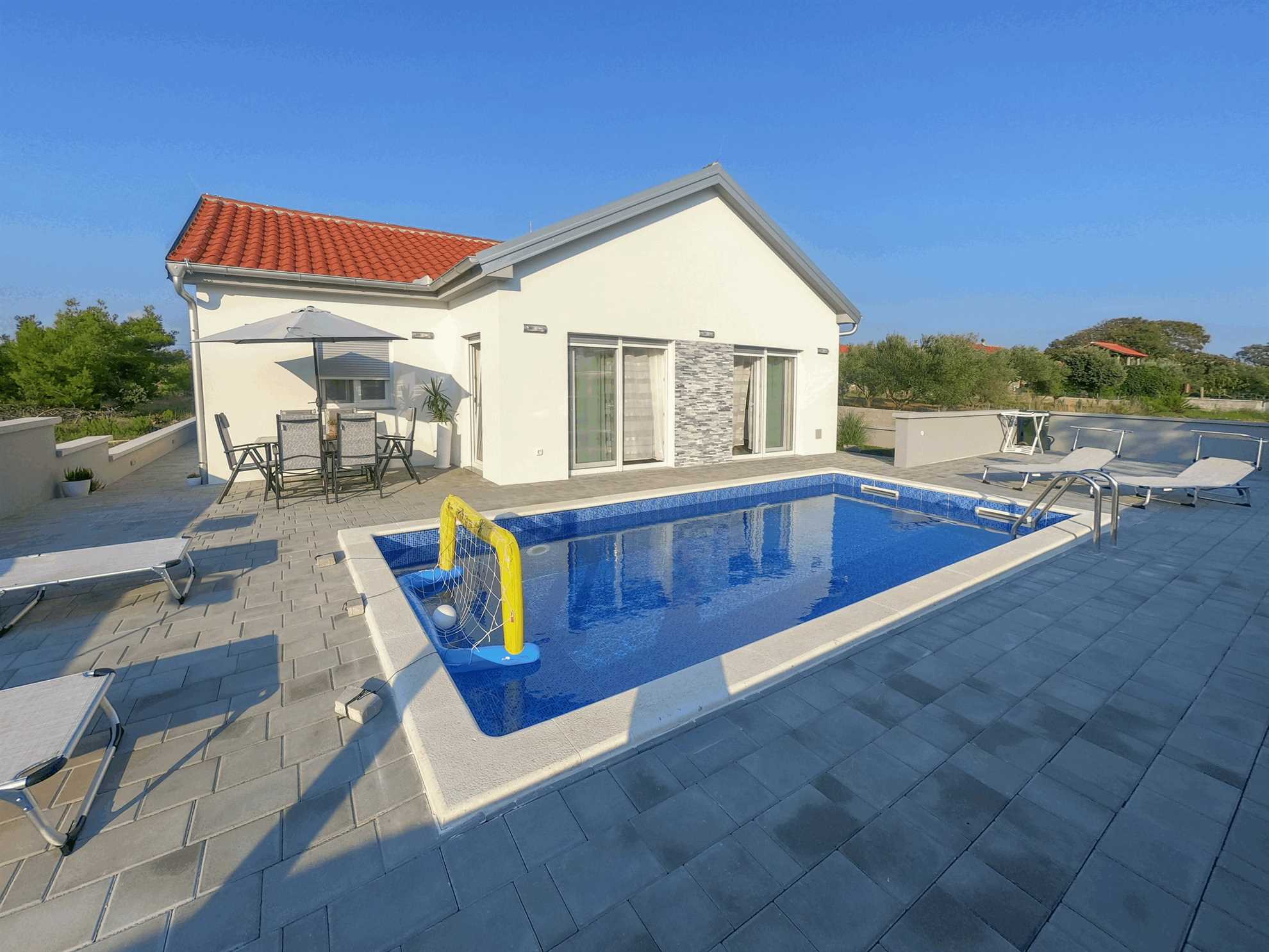 Luksuzano | Villa za 6 osoba | Bazen | samo 150 m od plaže