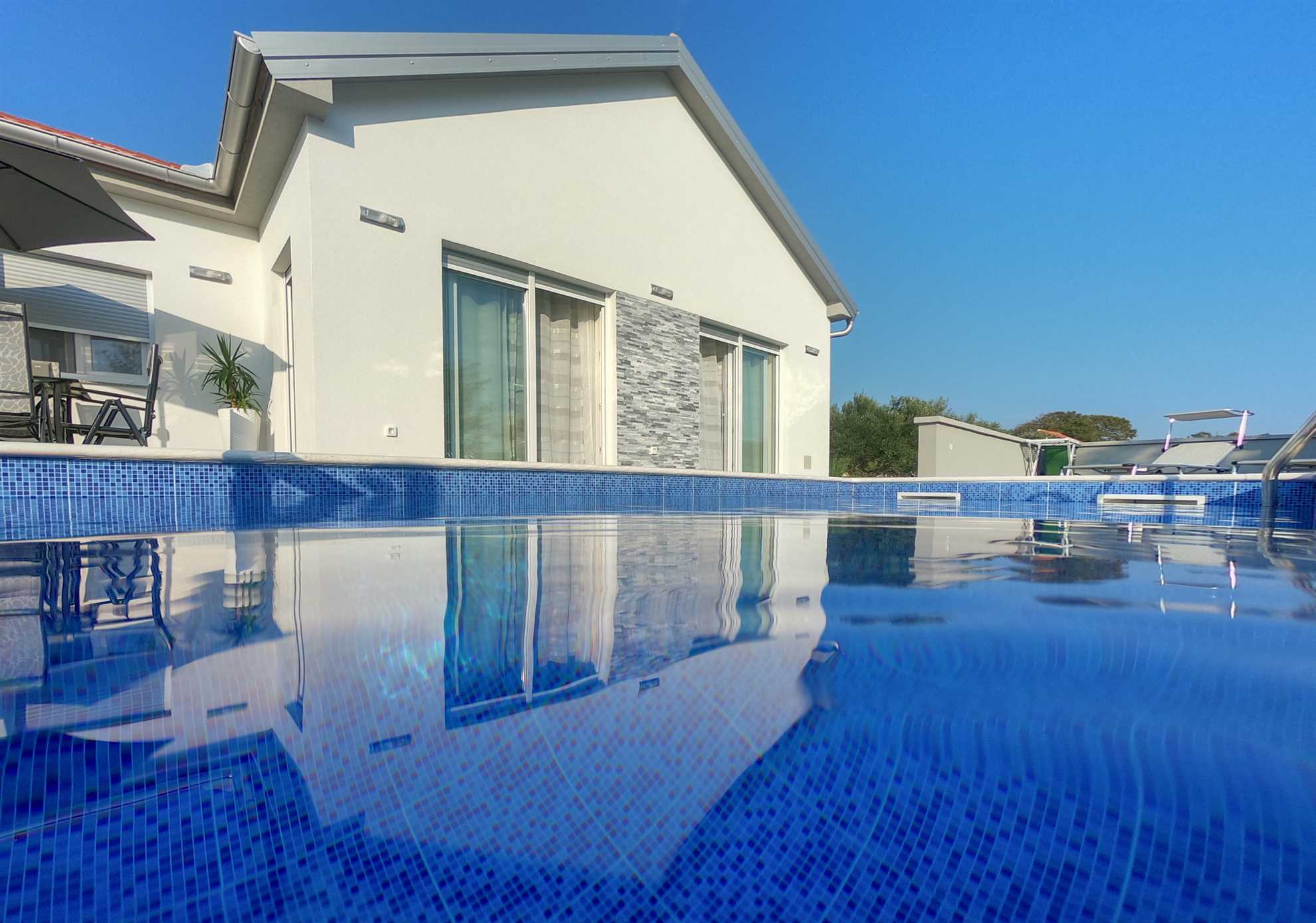 Luksuzano | Villa za 6 osoba | Bazen | samo 150 m od plaže