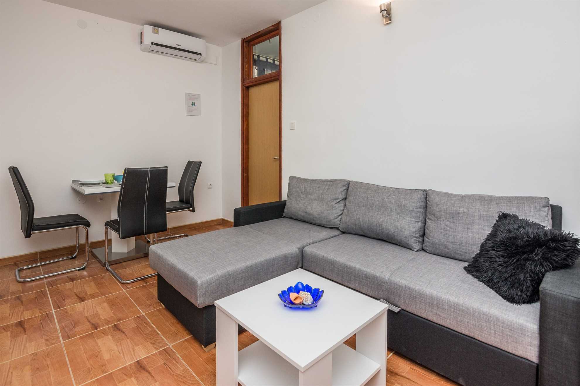 Apartman u prizemlju za 3-5 osoba | Klima uređaj, SAT TV, Wi-Fi internet