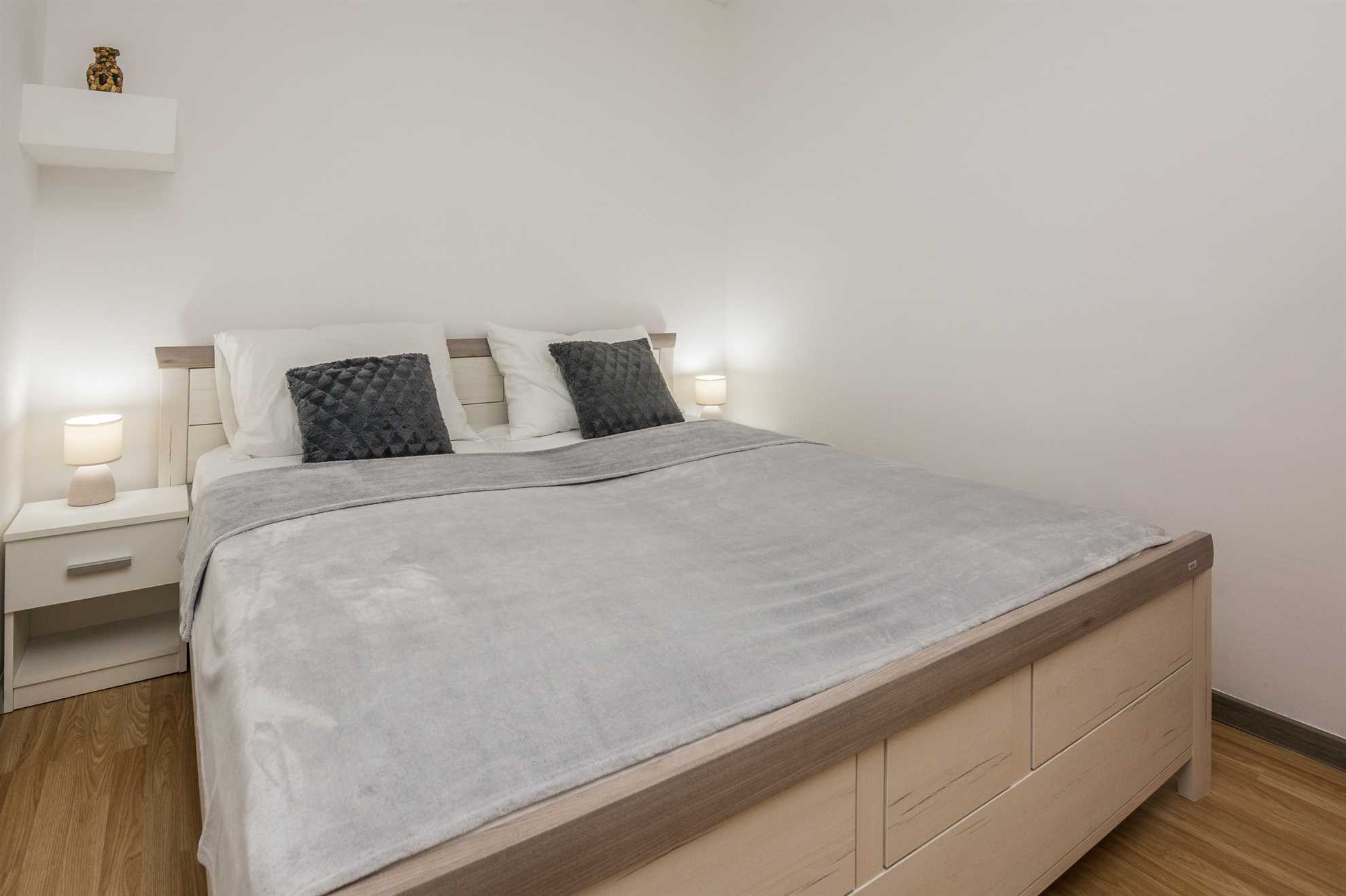 Apartman u prizemlju za 3-5 osoba | Klima uređaj, SAT TV, Wi-Fi internet