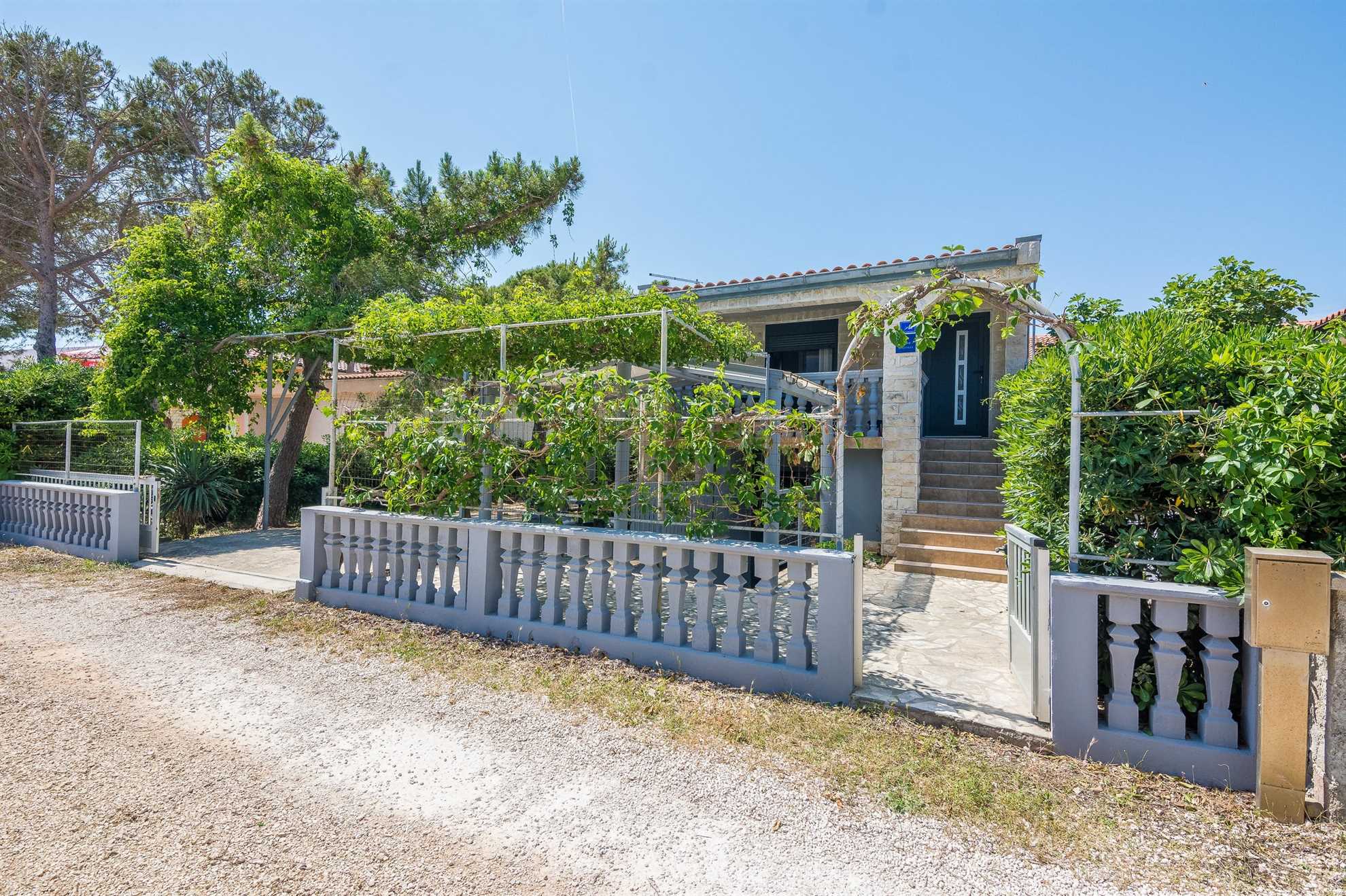 Apartman u prizemlju za 3-5 osoba | Klima uređaj, SAT TV, Wi-Fi internet