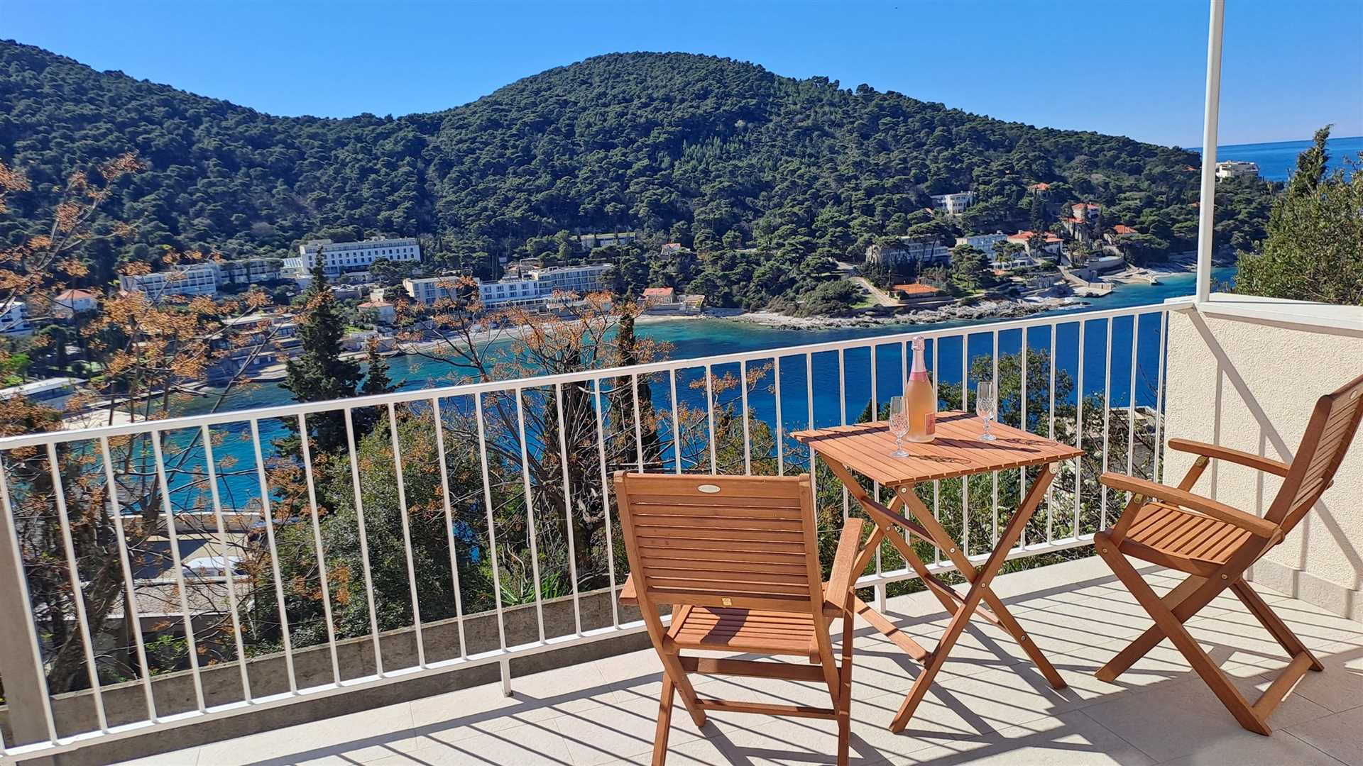 Studio apartman s velikom terasom, pogled na more, besplatan parking