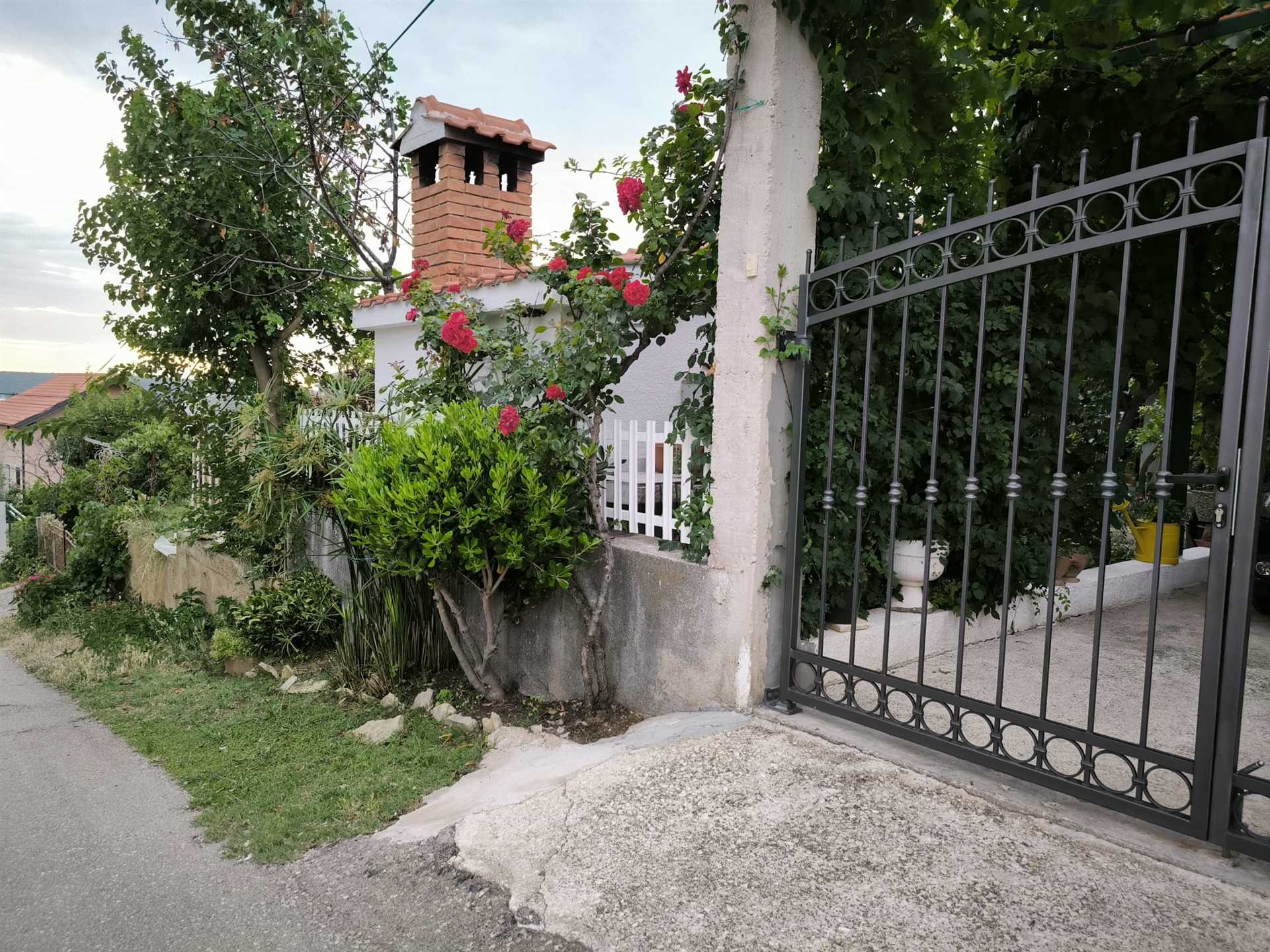 Prekrasni obiteljski apartman s pogledom na more i velikim vrtom i BBQ