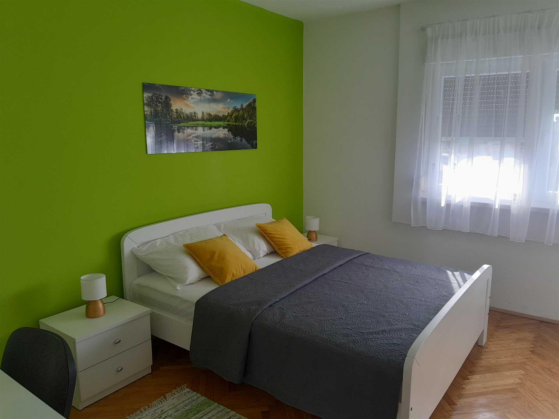 Enosobno stanovanje v bližini plaže s pogledom na morje