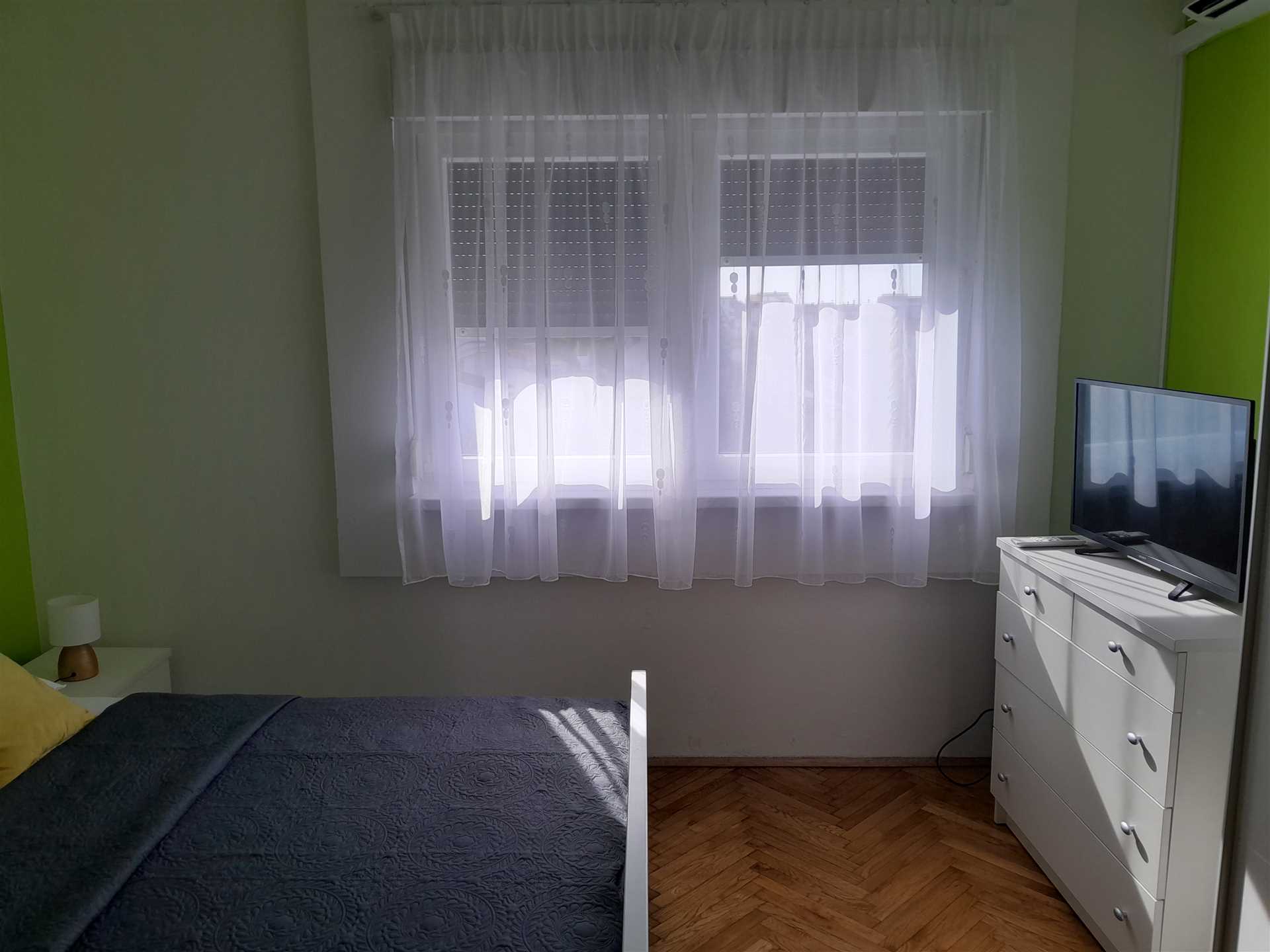 Enosobno stanovanje v bližini plaže s pogledom na morje