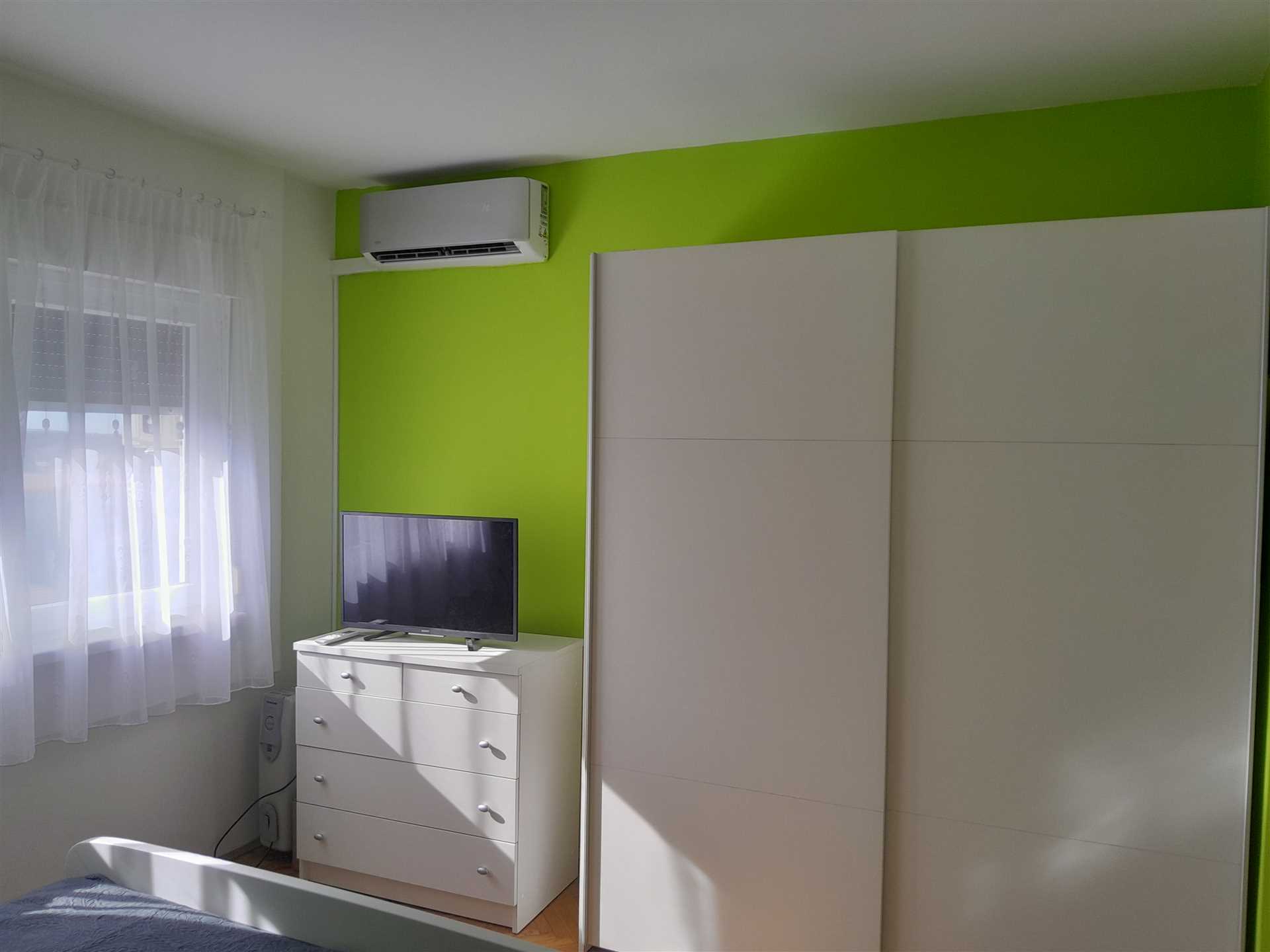 Enosobno stanovanje v bližini plaže s pogledom na morje