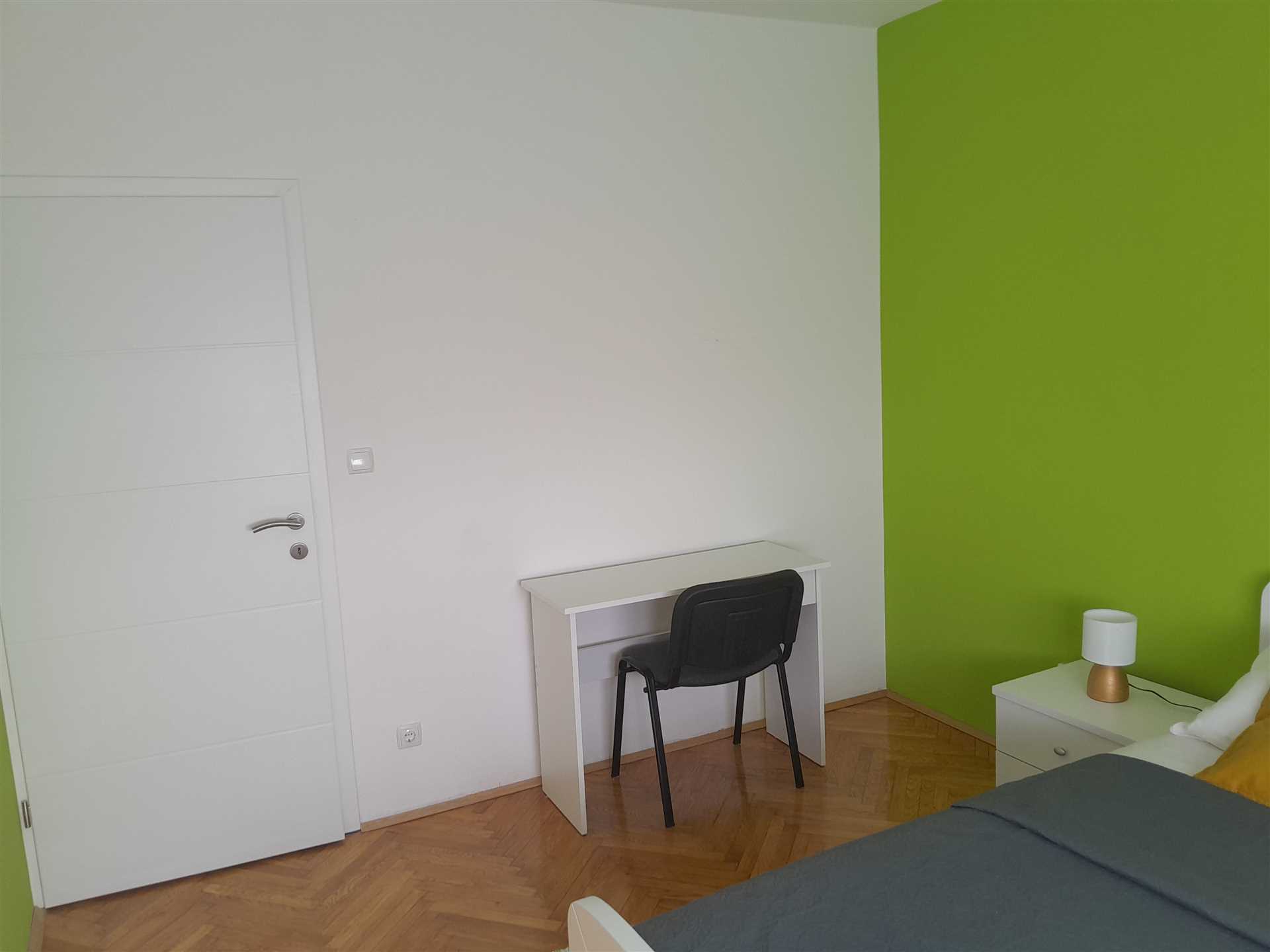 Enosobno stanovanje v bližini plaže s pogledom na morje