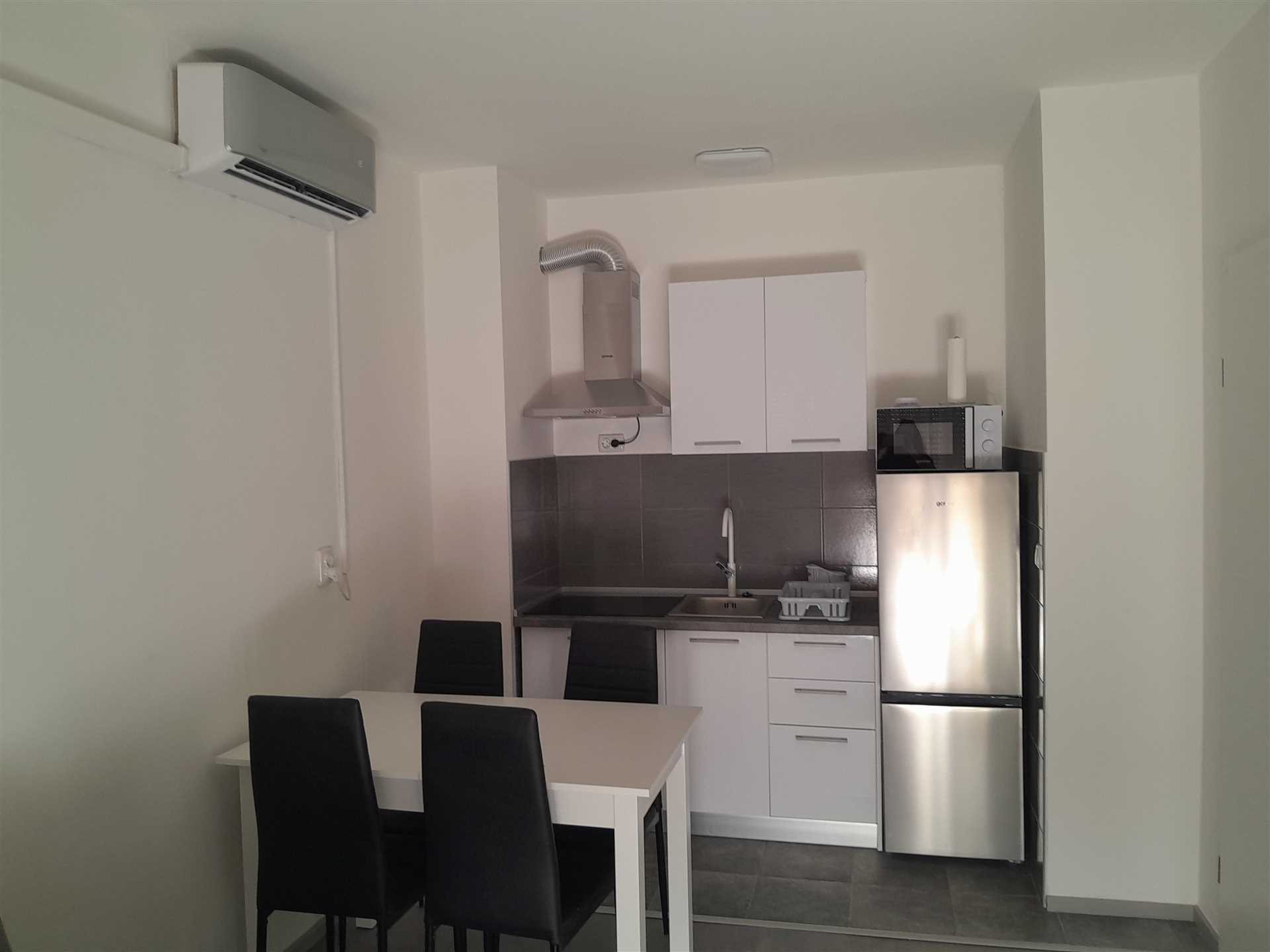 Enosobno stanovanje v bližini plaže s pogledom na morje