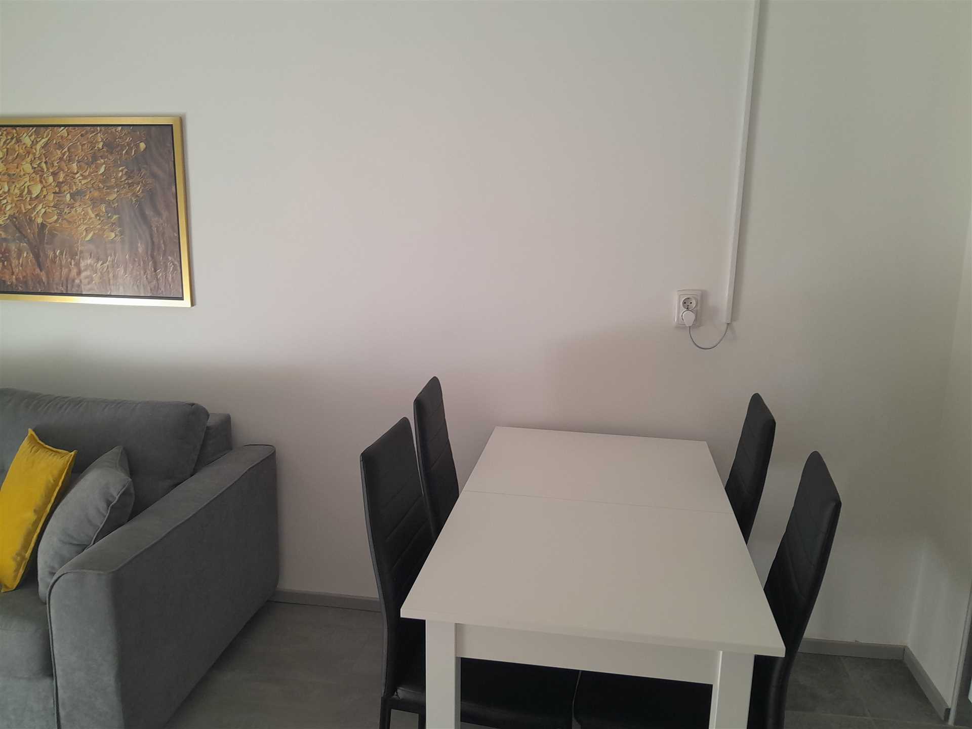 Enosobno stanovanje v bližini plaže s pogledom na morje